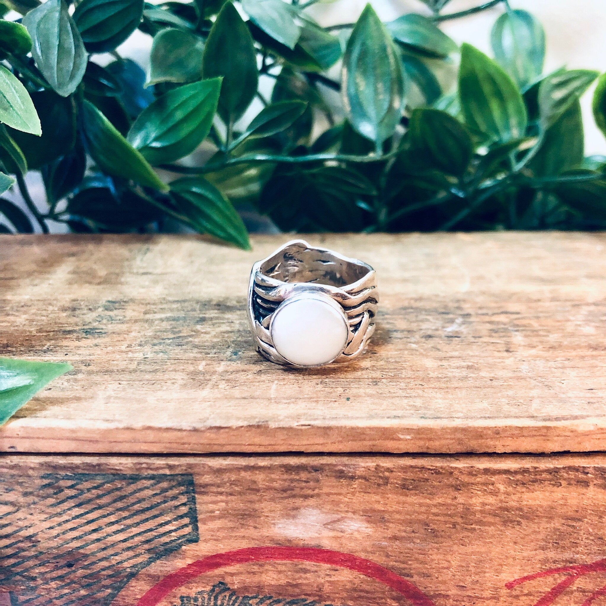 Vintage Ring, Silver Ring, Mother of Pearl, Iridescent Stone, Abstract Jewelry, Thick Band Ring, Unique jewelry, Statement Jewelry, Vintage