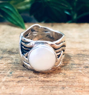 Vintage Ring, Silver Ring, Mother of Pearl, Iridescent Stone, Abstract Jewelry, Thick Band Ring, Unique jewelry, Statement Jewelry, Vintage