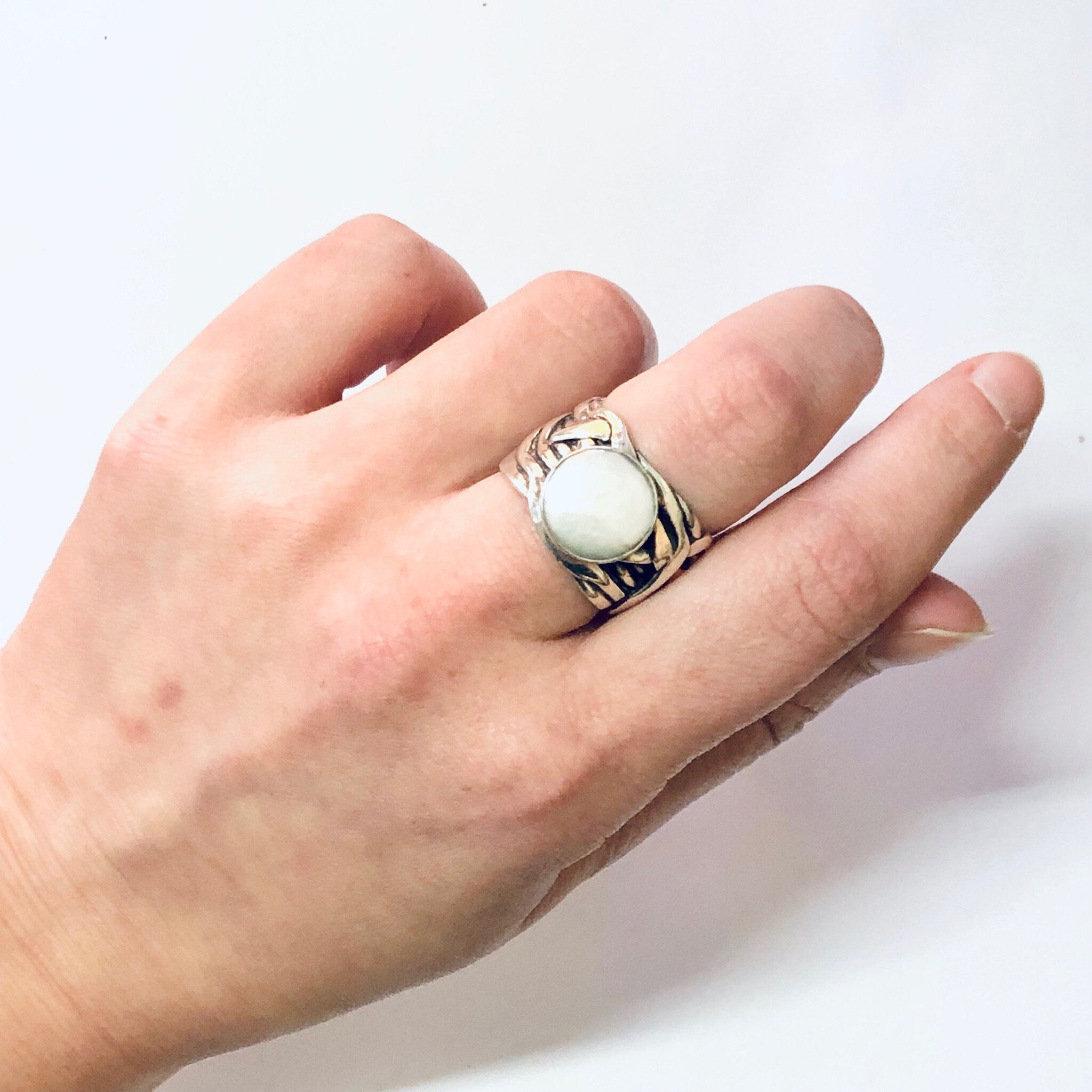Vintage Ring, Silver Ring, Mother of Pearl, Iridescent Stone, Abstract Jewelry, Thick Band Ring, Unique jewelry, Statement Jewelry, Vintage