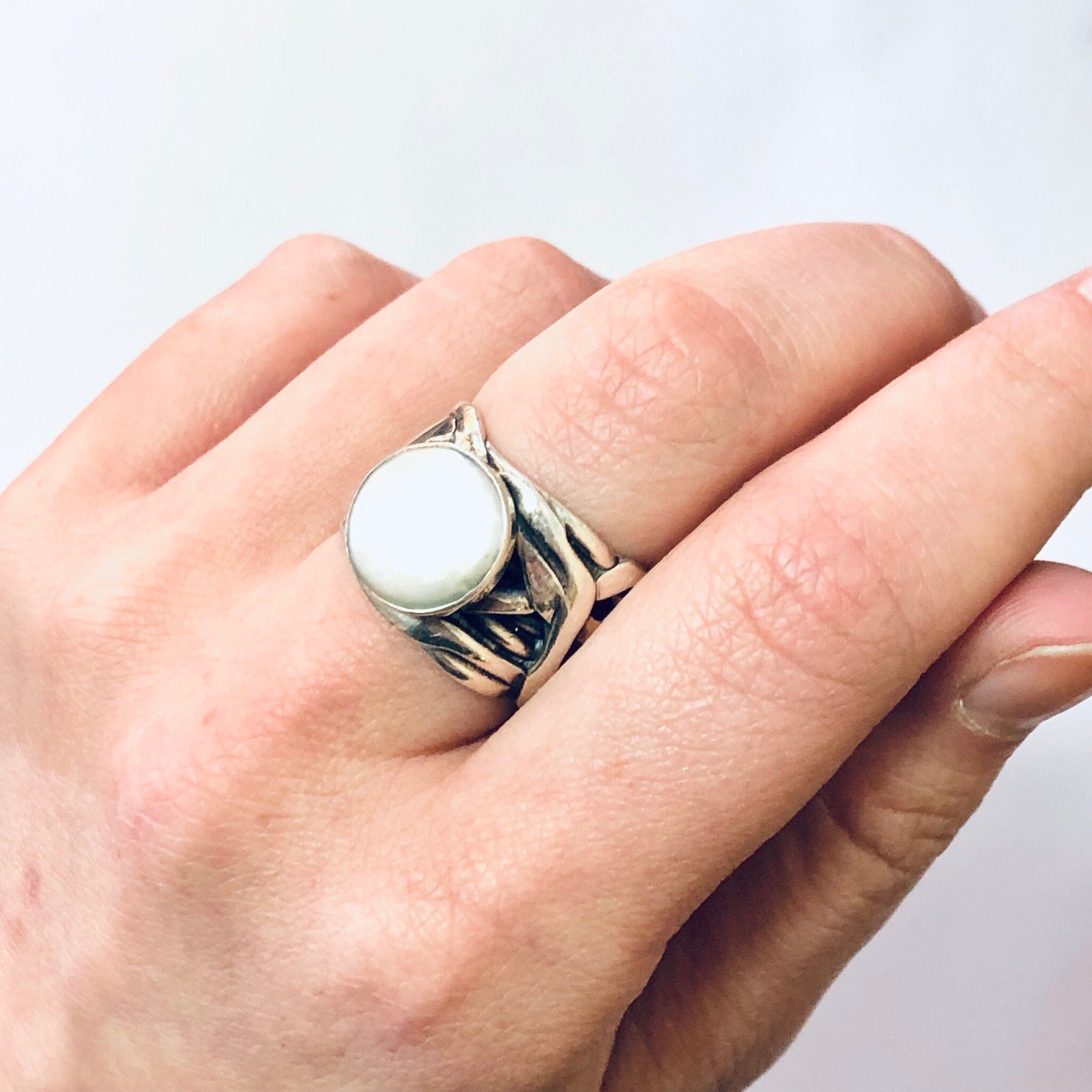 Vintage Ring, Silver Ring, Mother of Pearl, Iridescent Stone, Abstract Jewelry, Thick Band Ring, Unique jewelry, Statement Jewelry, Vintage