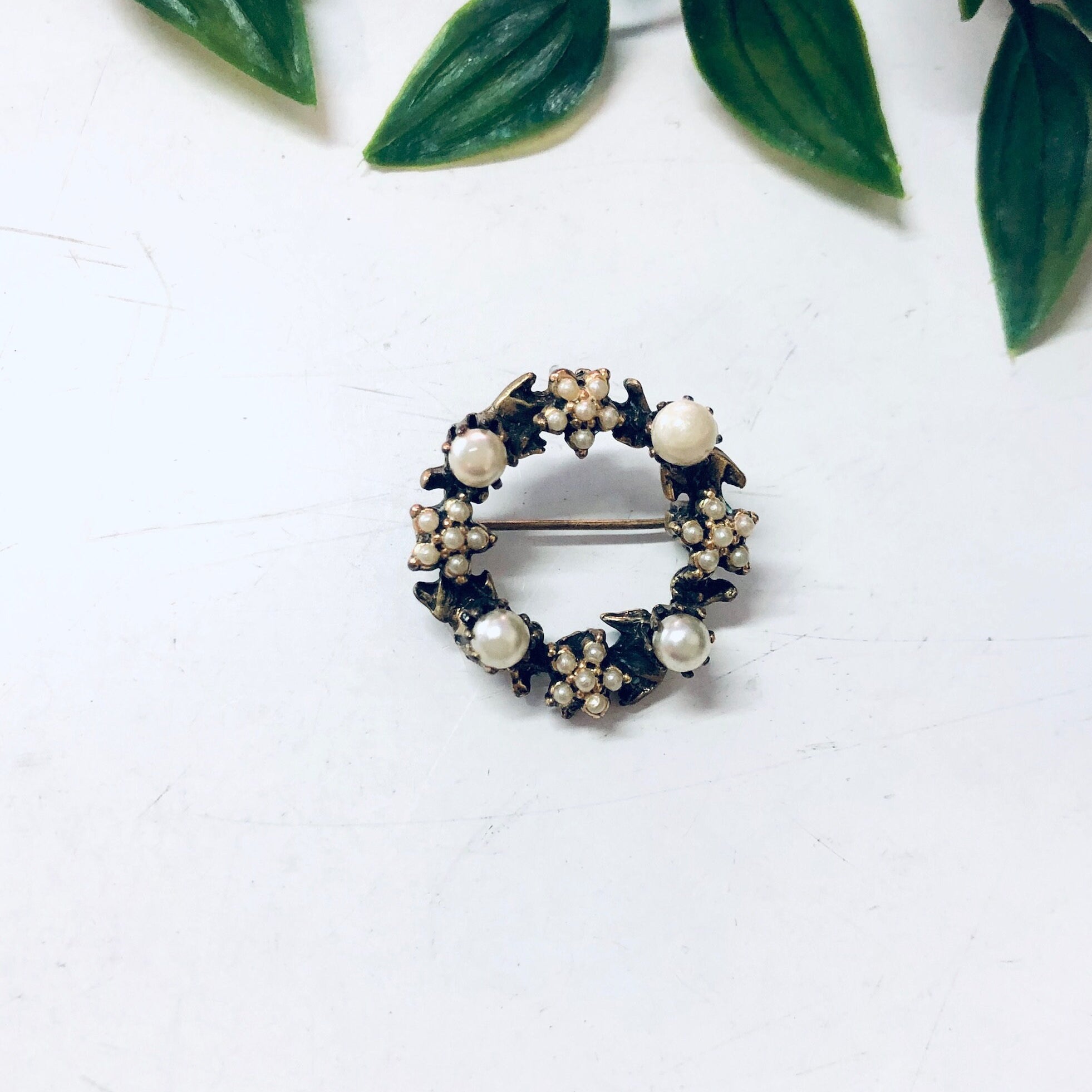 Vintage Brooch, Small Brooch, Vintage Pin, Vintage Jewelry, Wreath Pin, Unique Jewelry, Round Pin, Cut out Brooch, Faux Pearl Pin, Round