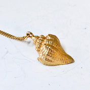 Vintage Necklace, Gold Toned Necklace, Conch Shell, Shell Necklace, Shell Pendant, Beach Lover, Vintage Jewelry, Thin Chain, Shell Pendant