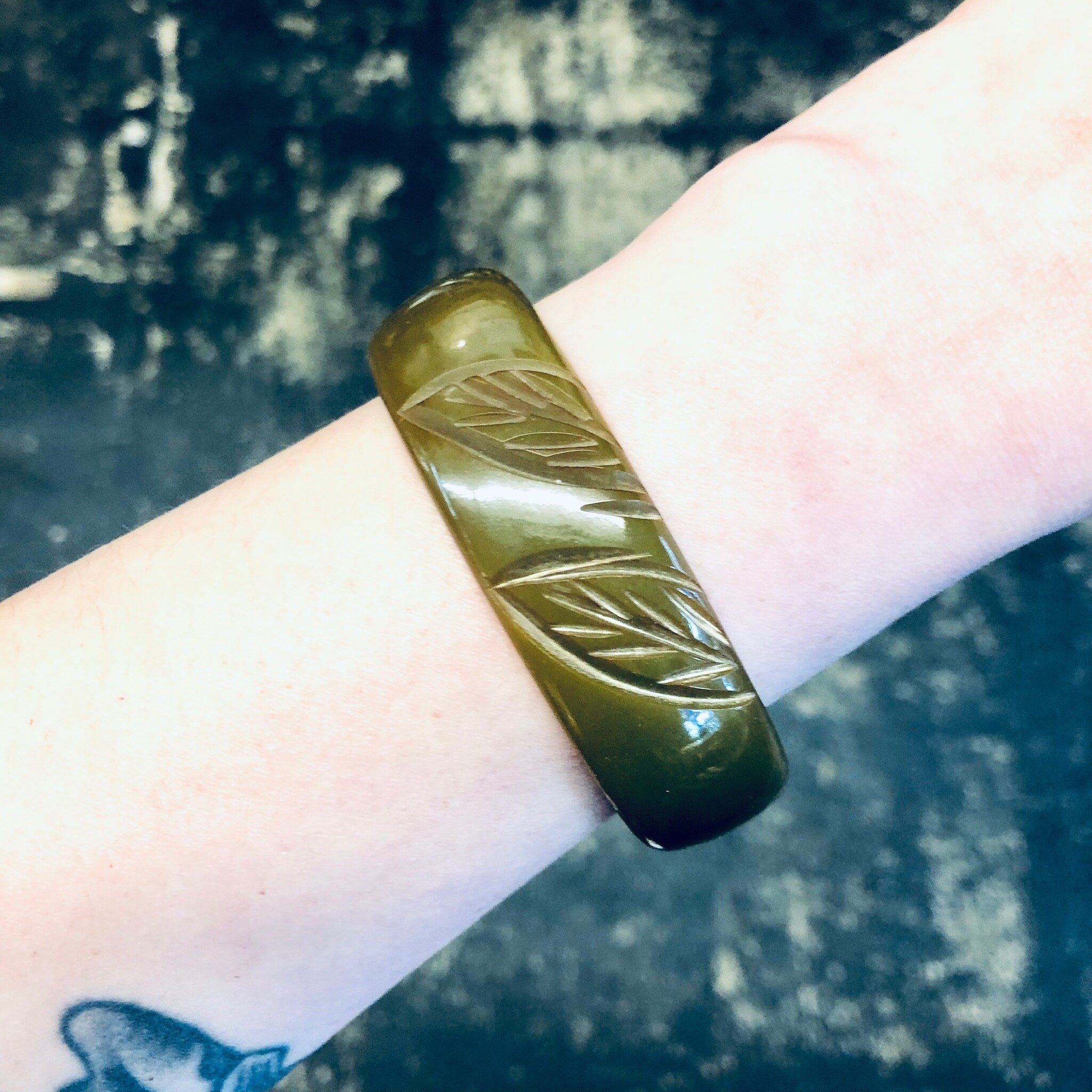 Bangle Bracelet, Vintage Bangle, Vintage Bracelet, Bakelite Bangle, Green, Red, Leaf Etching, Pea Soup Moss, Retro Jewelry, Brown Bangle