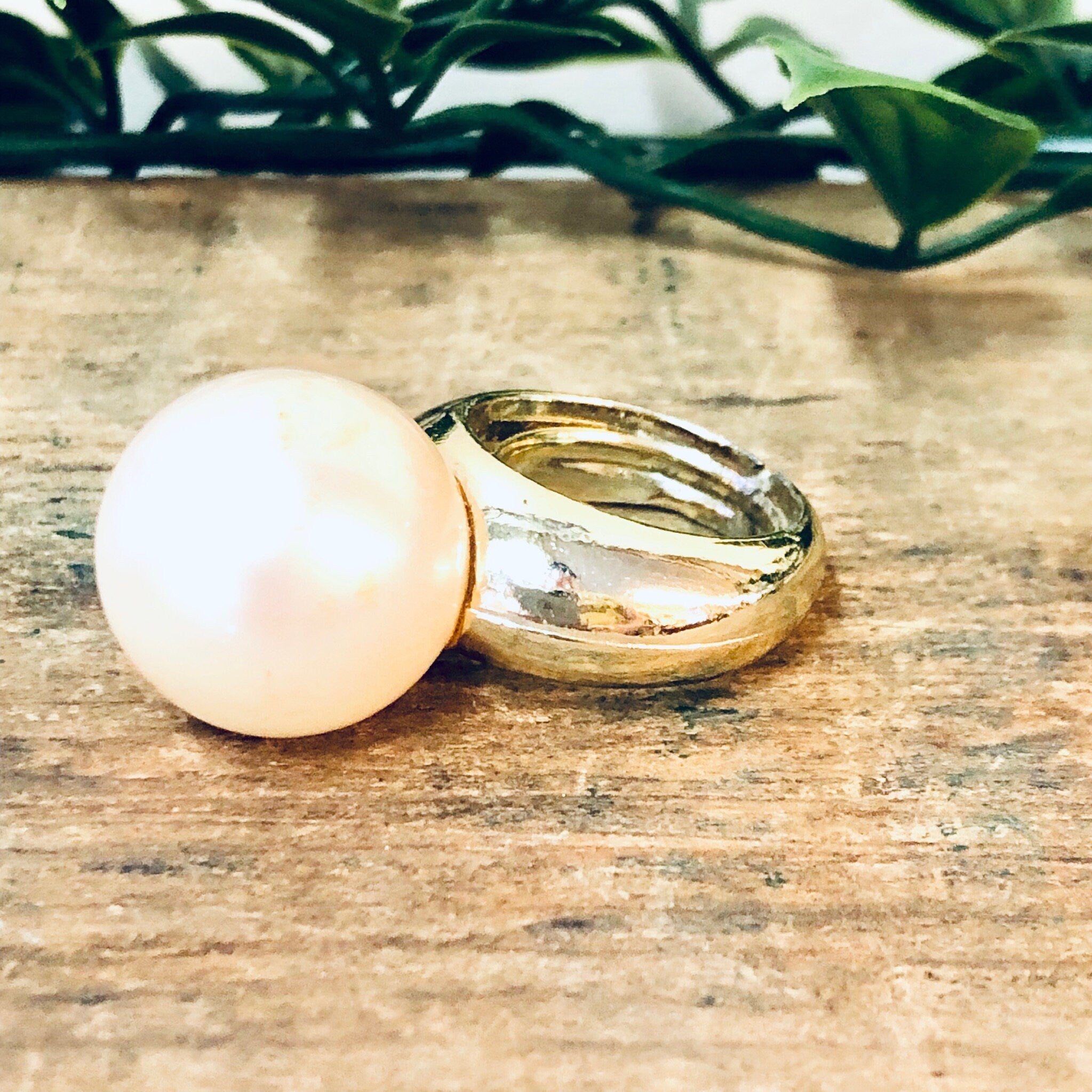 Vintage Ring, Costume Jewelry, Faux Pearl Ring, Gold Toned Ring, Vintage Jewelry, Statement Ring, Cocktail Ring, Plastic Ring, Funk Ring