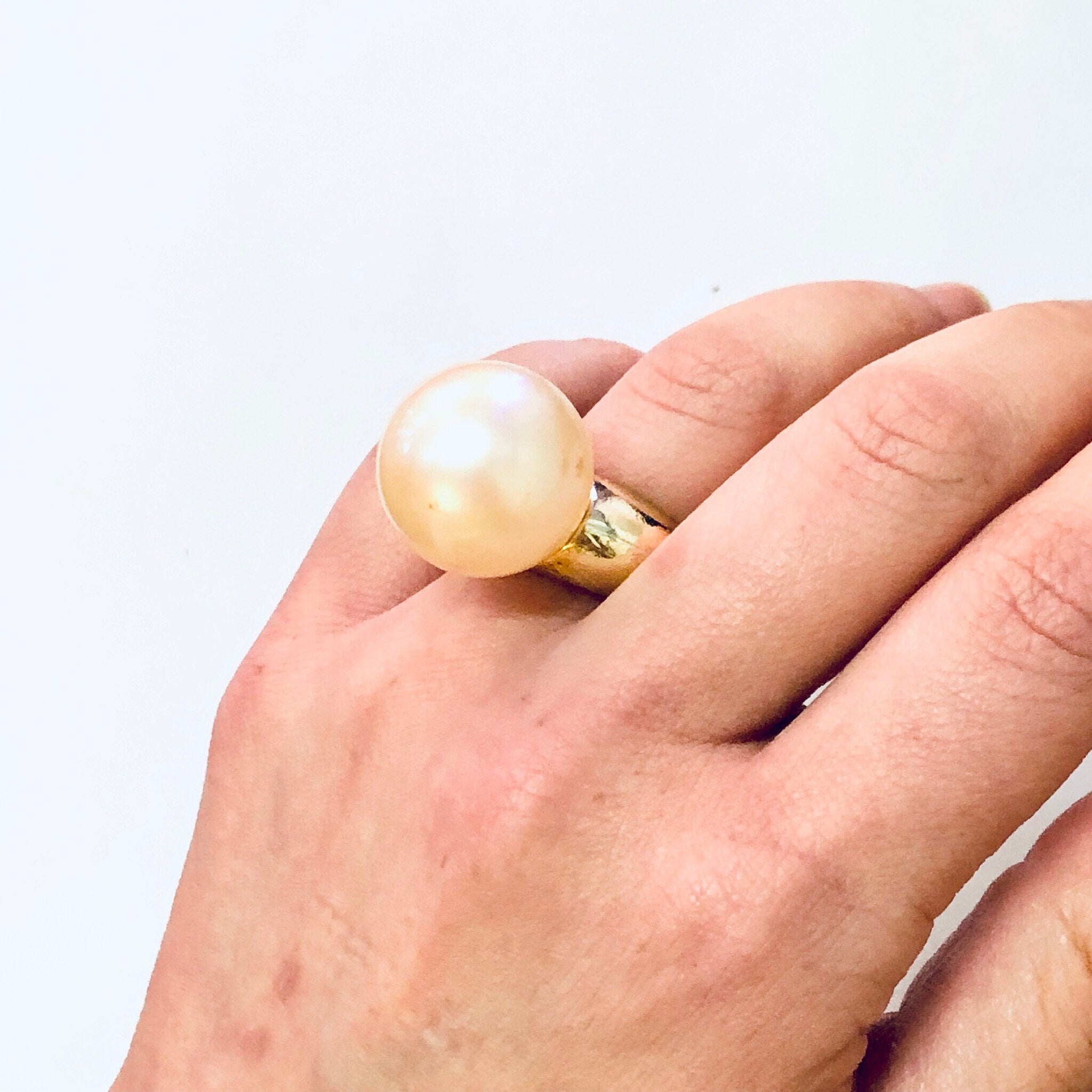 Vintage Ring, Costume Jewelry, Faux Pearl Ring, Gold Toned Ring, Vintage Jewelry, Statement Ring, Cocktail Ring, Plastic Ring, Funk Ring