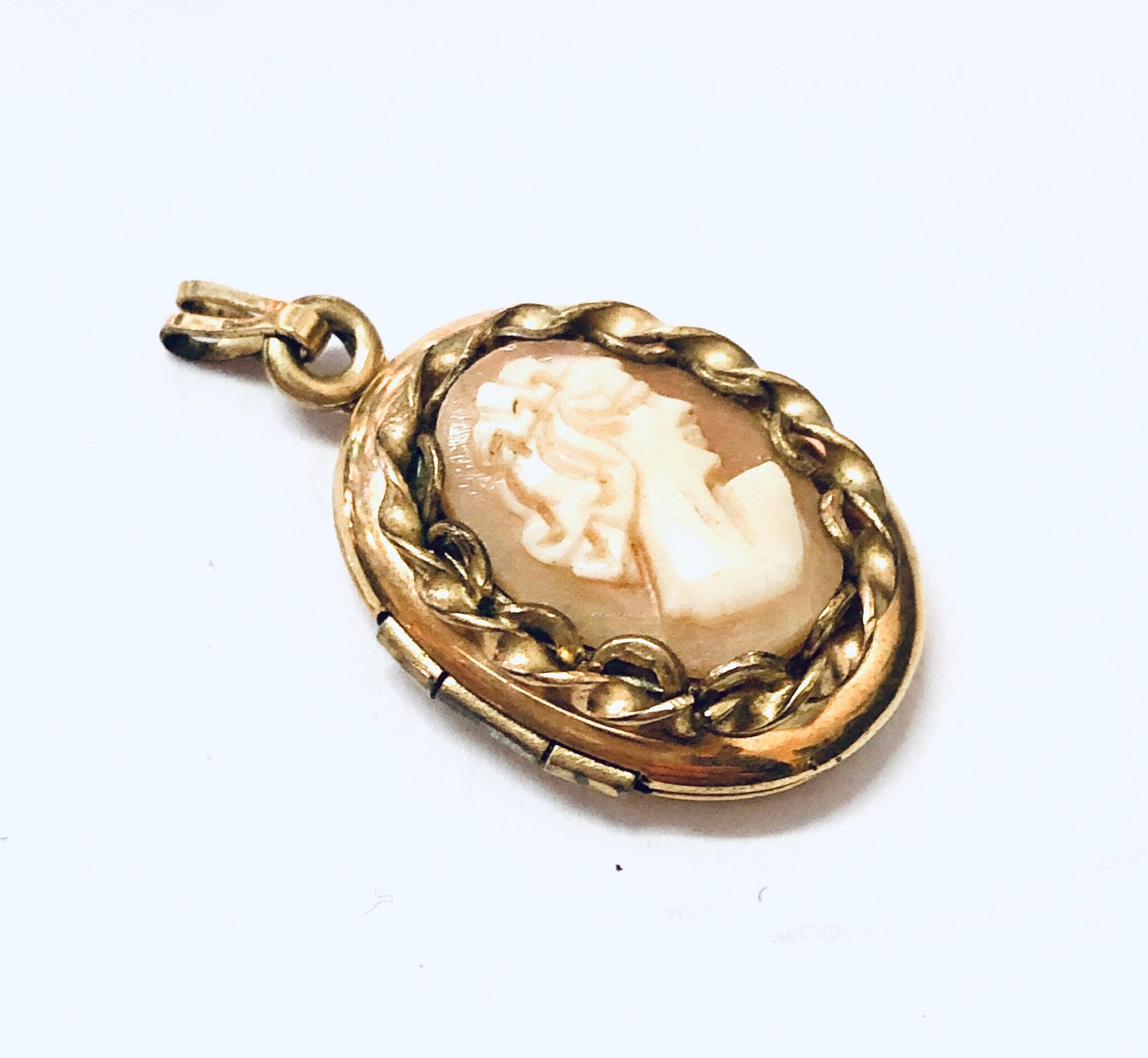 Vintage Locket, Cameo Locket, Vintage Cameo, Small Locket, Gold Toned Locket, Cameo Jewelry, Small Cameo, Pendant Locket, Cameo Pendant
