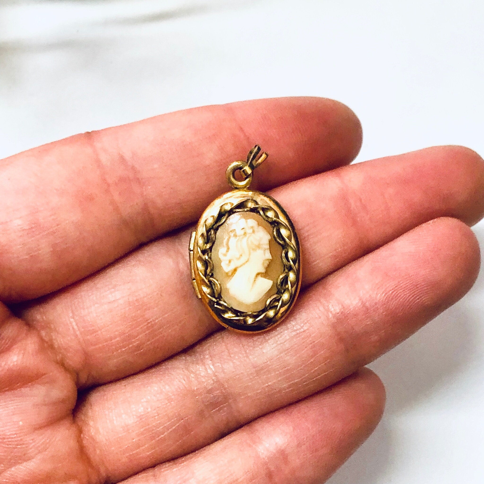 Vintage Locket, Cameo Locket, Vintage Cameo, Small Locket, Gold Toned Locket, Cameo Jewelry, Small Cameo, Pendant Locket, Cameo Pendant