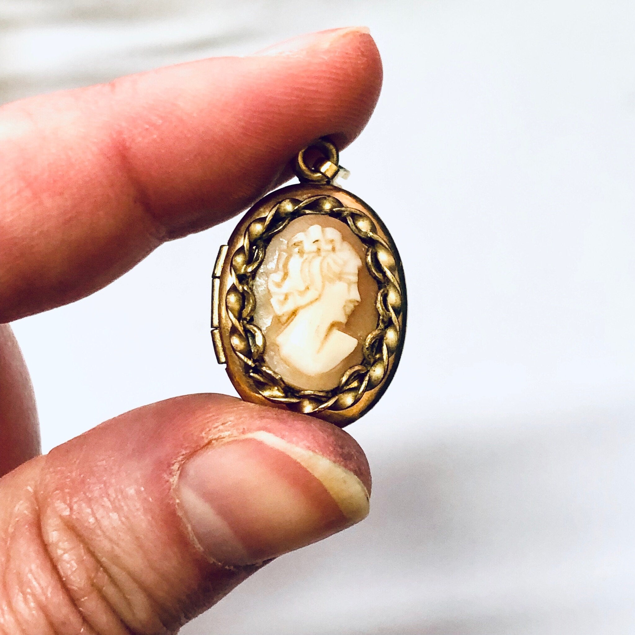 Vintage Locket, Cameo Locket, Vintage Cameo, Small Locket, Gold Toned Locket, Cameo Jewelry, Small Cameo, Pendant Locket, Cameo Pendant