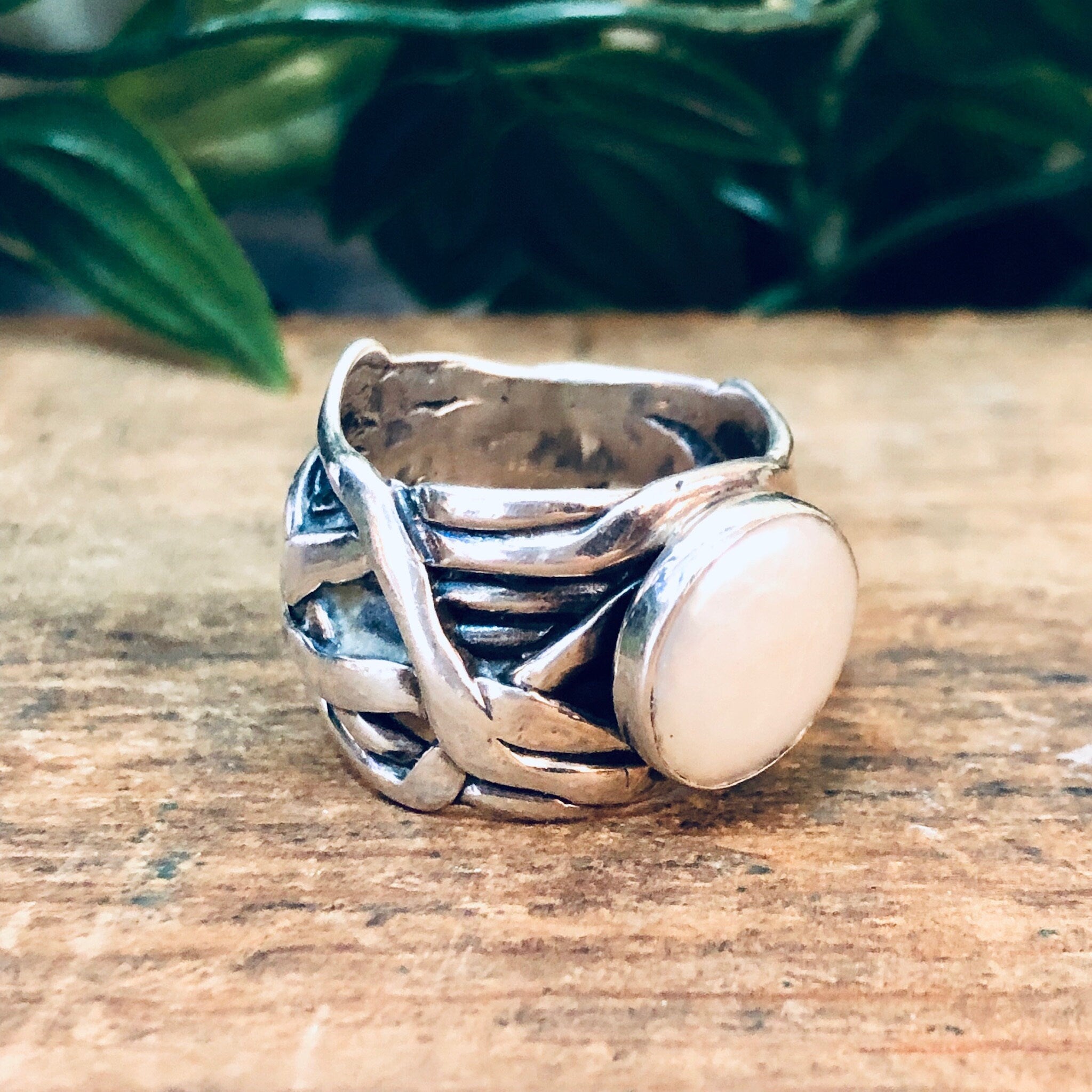 Vintage Ring, Silver Ring, Mother of Pearl, Iridescent Stone, Abstract Jewelry, Thick Band Ring, Unique jewelry, Statement Jewelry, Vintage