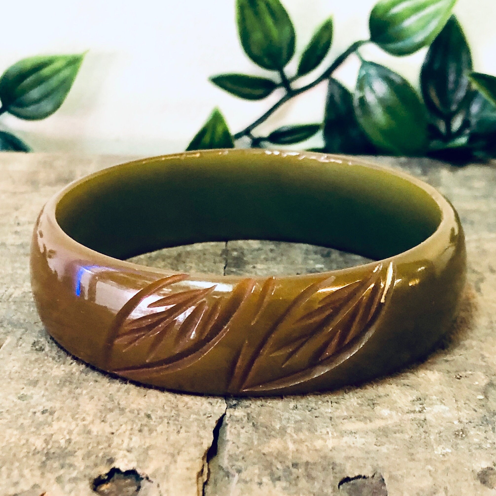 Bangle Bracelet, Vintage Bangle, Vintage Bracelet, Bakelite Bangle, Green, Red, Leaf Etching, Pea Soup Moss, Retro Jewelry, Brown Bangle