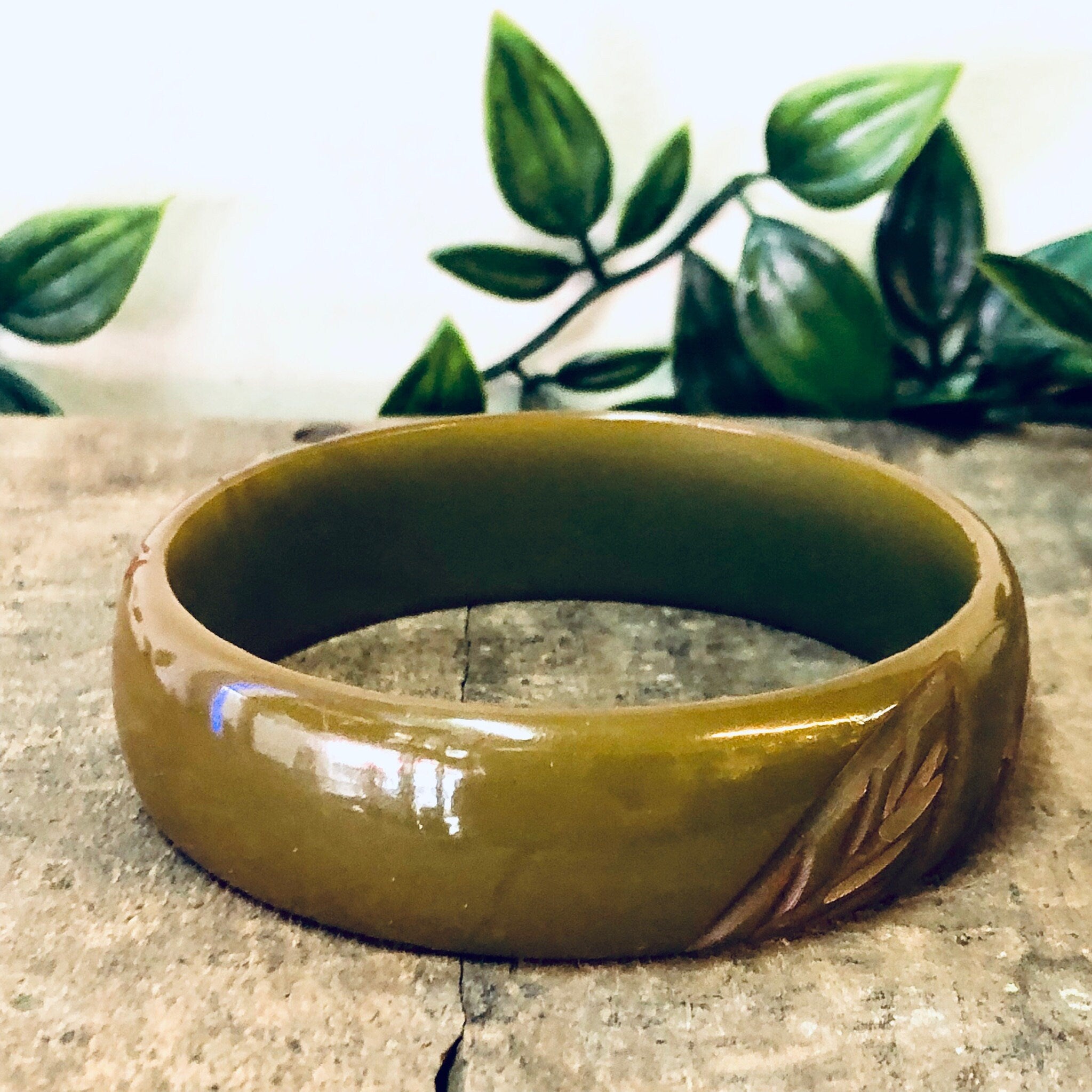 Bangle Bracelet, Vintage Bangle, Vintage Bracelet, Bakelite Bangle, Green, Red, Leaf Etching, Pea Soup Moss, Retro Jewelry, Brown Bangle