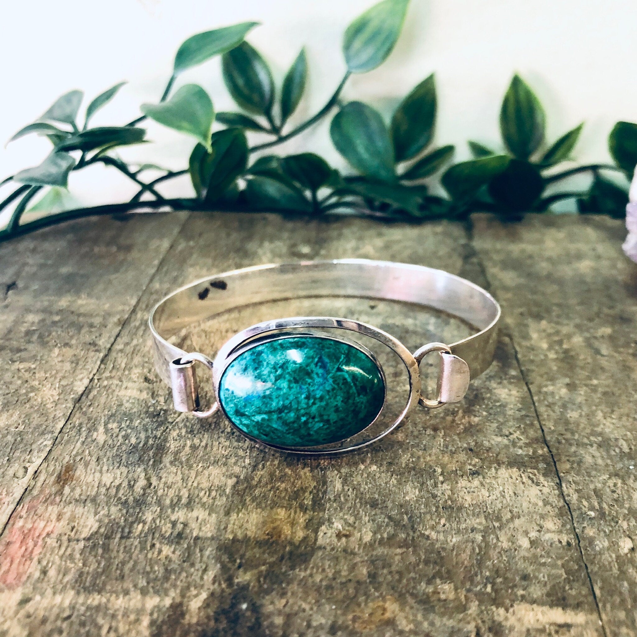 Vintage Bracelet, Silver Bracelet, Minimalist Jewelry, Green Stone, Green and Silver, Bangle Bracelet, Hinged Bracelet, Unique Stone, 925