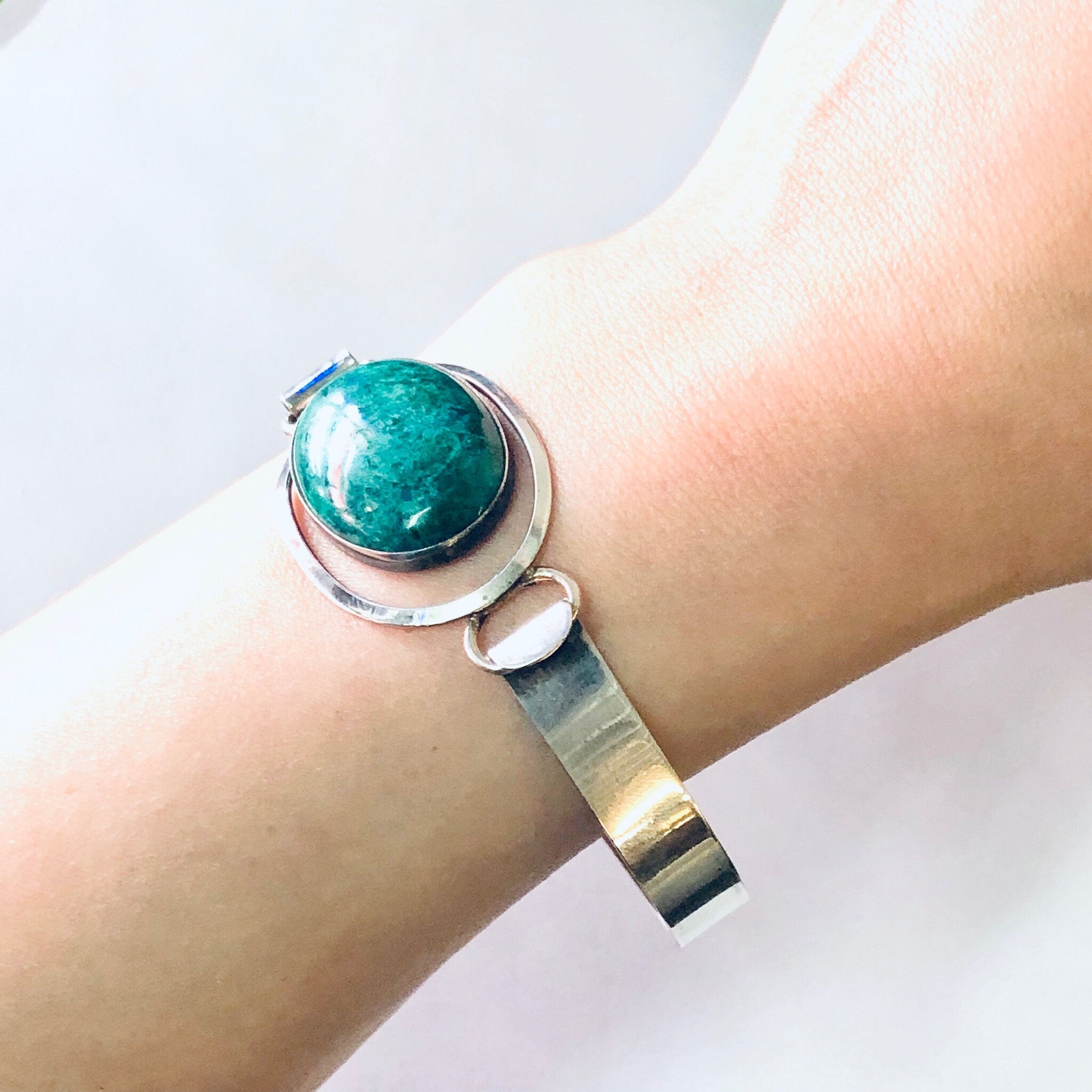 Vintage Bracelet, Silver Bracelet, Minimalist Jewelry, Green Stone, Green and Silver, Bangle Bracelet, Hinged Bracelet, Unique Stone, 925
