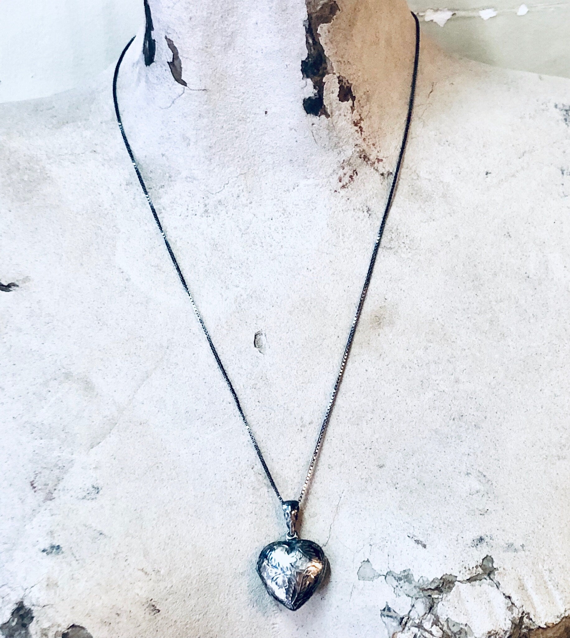 Vintage Necklace, Locket Pendant, Silver Pendant, Silver Necklace, Heart Locket, Heart Jewelry, Engraved Locket, Photo jewelry, Box Chain