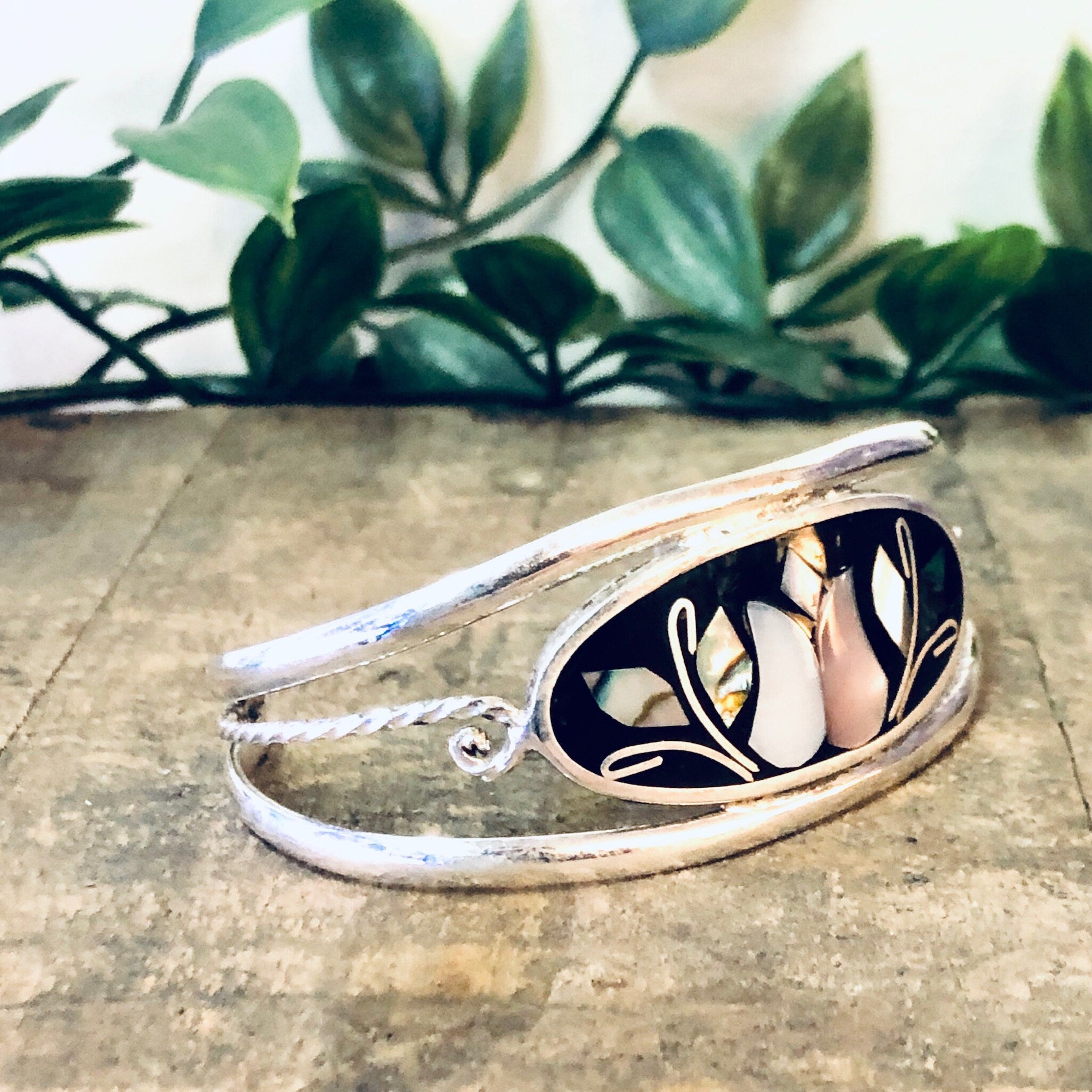 Vintage Bracelet, Cuff Bracelet, Flower Design, Flower Jewelry, Floral Bracelet, Vintage Jewelry, Enamel Bracelet, Mother of Pearl, Abalone