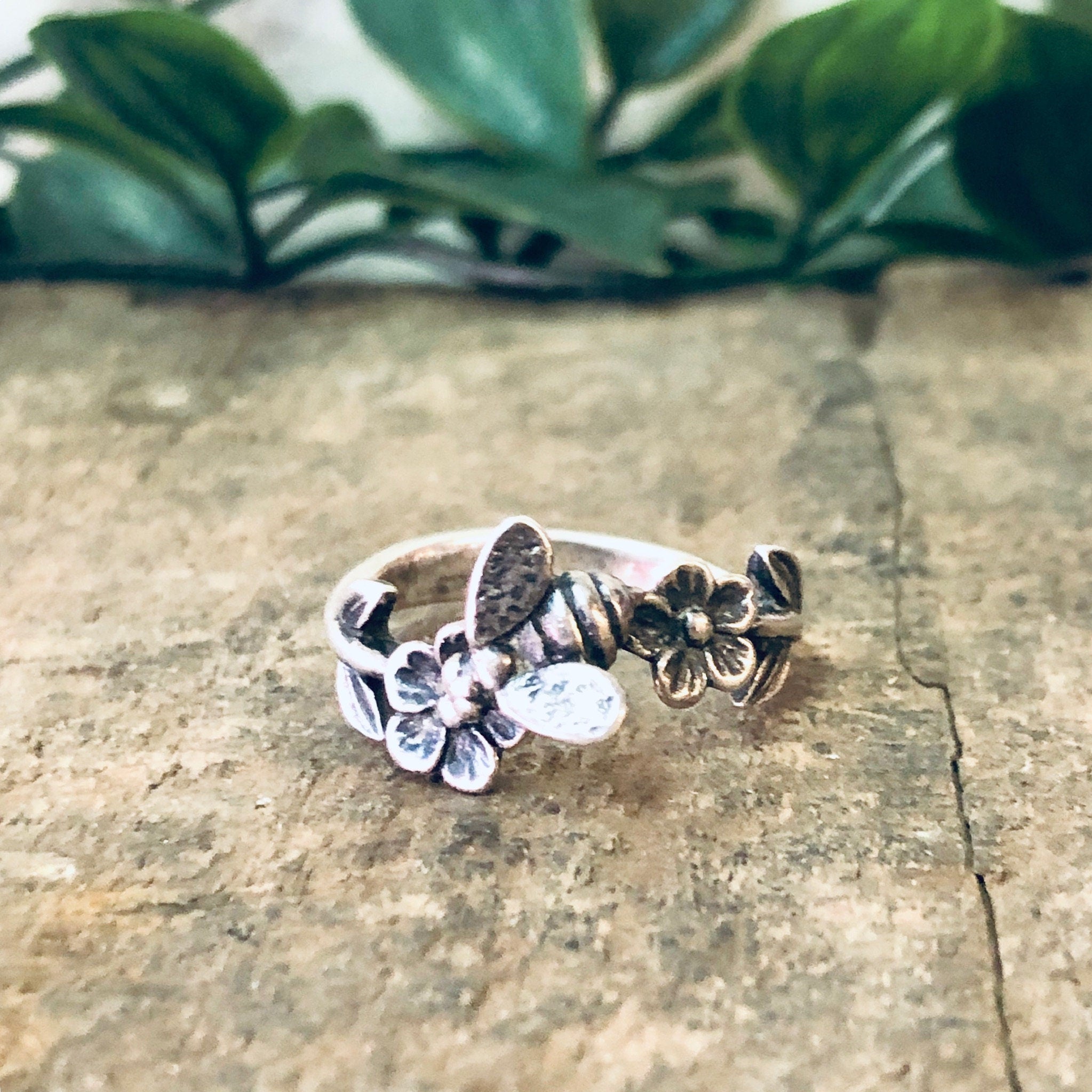Vintage Ring, Silver Ring, Flower Ring, Bee Ring, Bee Jewelry, Floral Design, Flower Ring, Vintage Jewelry, Thin Band Ring, 925 Ring, Bees