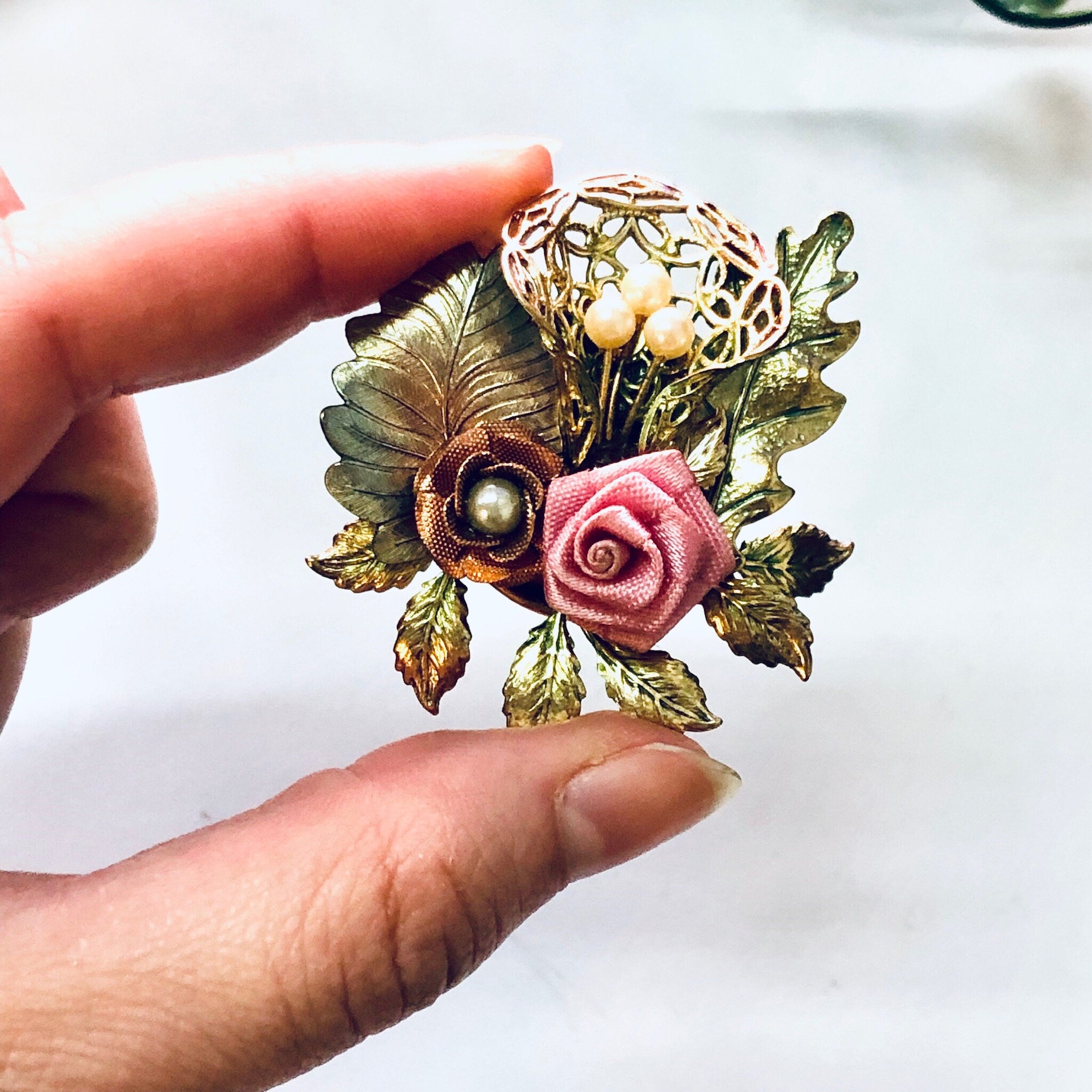 Vintage Brooch, Floral Brooch, Costume Jewelry, Vintage Jewelry, Gold Toned Pin, Pink Flowers, Rose Pin, Leaf Pin, Floral Design, Unique Pin