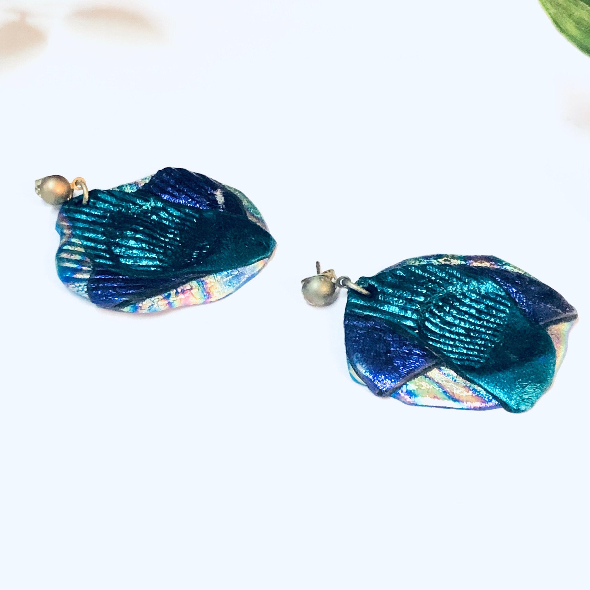 Vintage Earrings, Unique Jewelry, Costume Jewelry, Pieced Ears, Vintage Jewelry, Oil Slick Earrings, Oil Slick Design, Peacock Earrings,