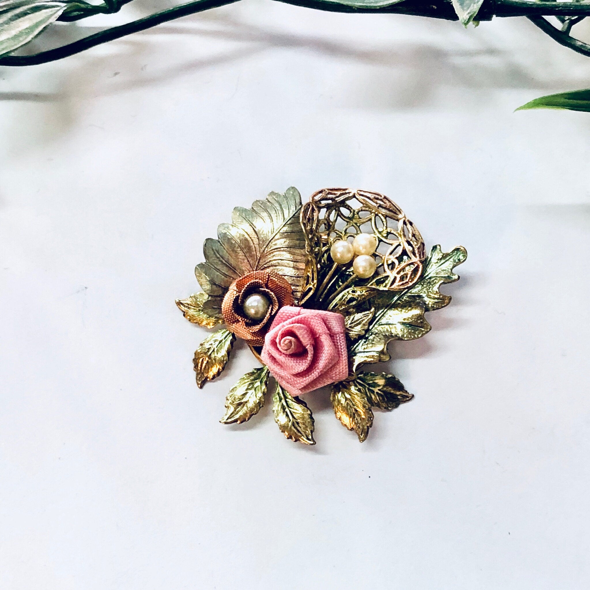 Vintage Brooch, Floral Brooch, Costume Jewelry, Vintage Jewelry, Gold Toned Pin, Pink Flowers, Rose Pin, Leaf Pin, Floral Design, Unique Pin