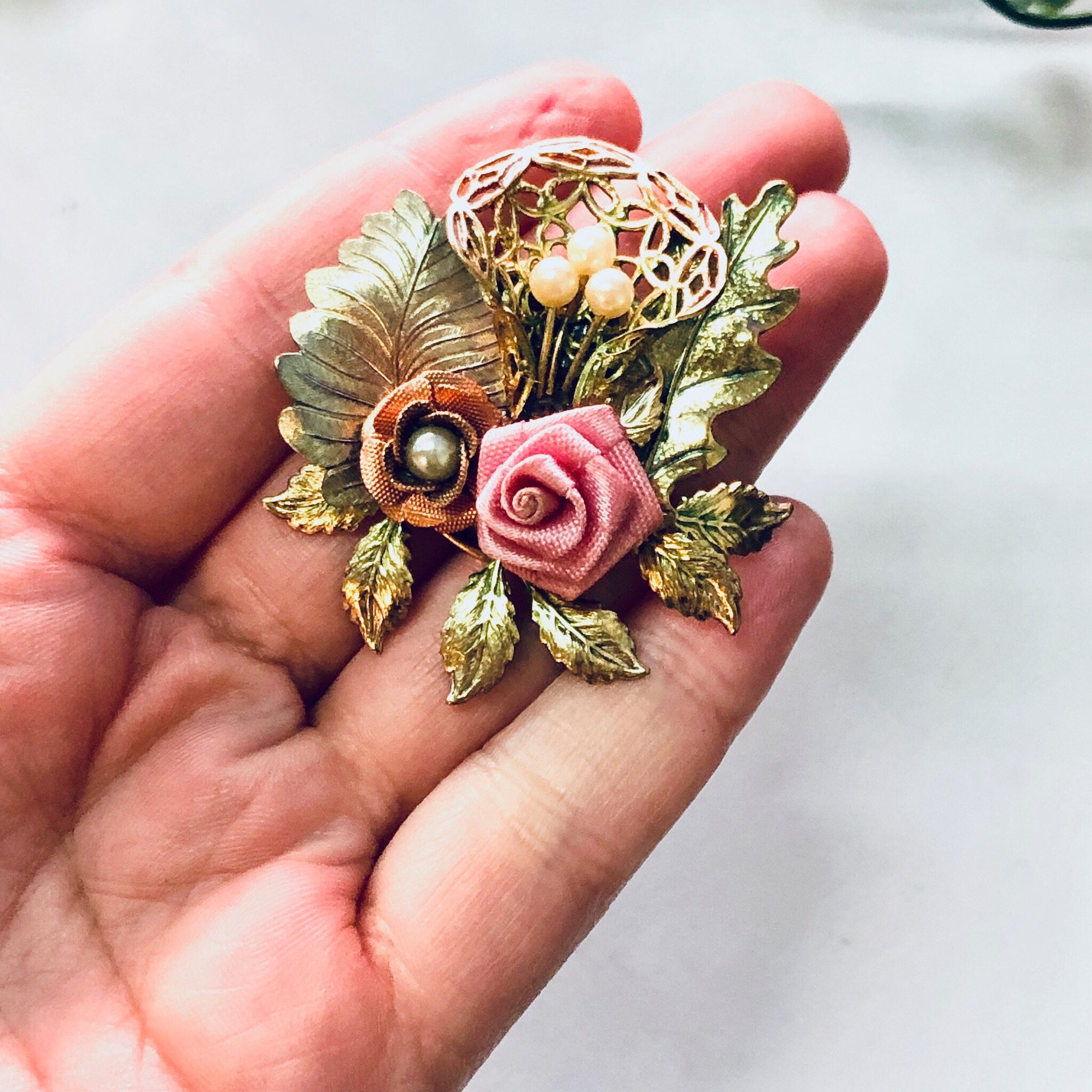 Vintage Brooch, Floral Brooch, Costume Jewelry, Vintage Jewelry, Gold Toned Pin, Pink Flowers, Rose Pin, Leaf Pin, Floral Design, Unique Pin
