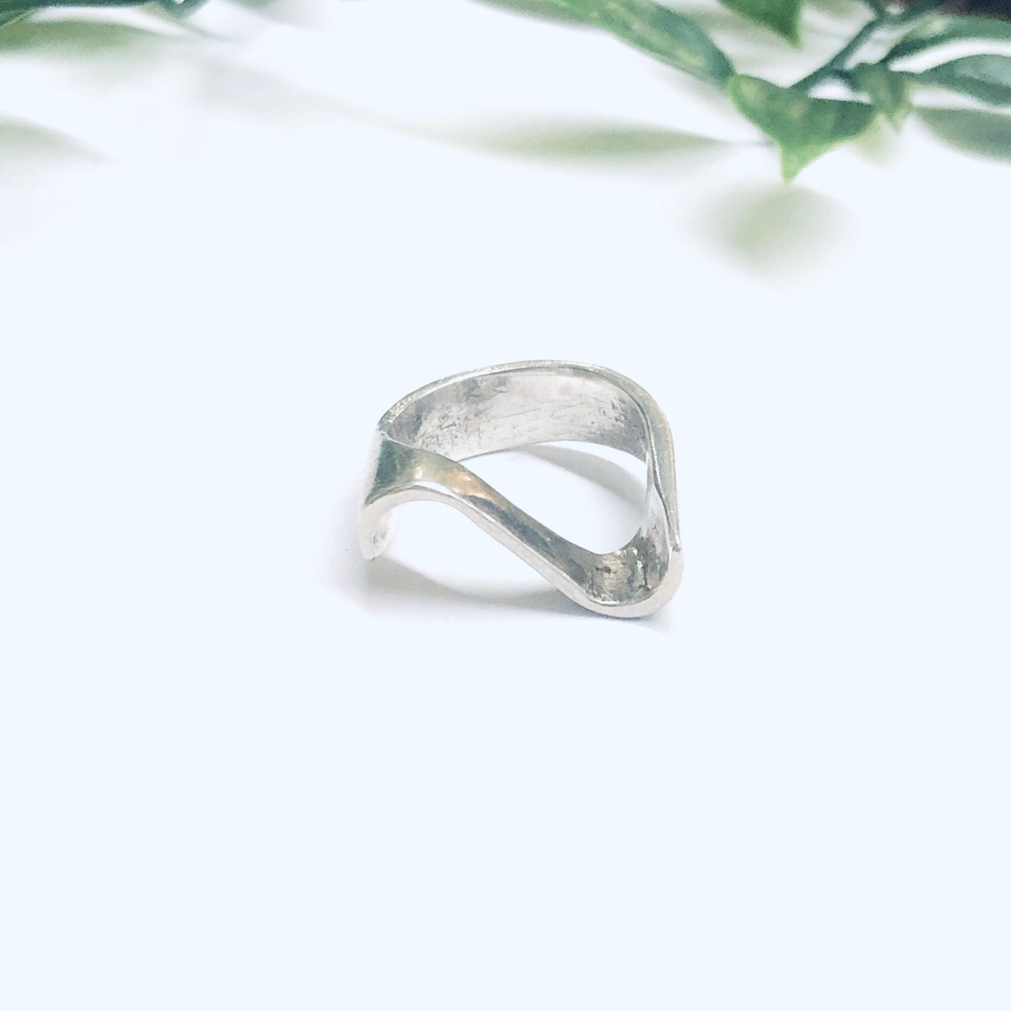 Vintage Silver Swirl Ring, Swirl Design Jewelry, Minimalist Style Jewelry, Abstract Design Ring, US Size 8 Ring