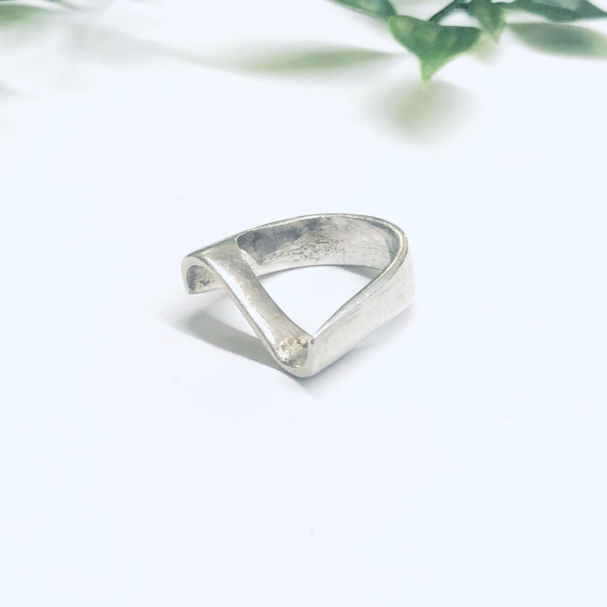 Vintage Silver Swirl Ring, Swirl Design Jewelry, Minimalist Style Jewelry, Abstract Design Ring, US Size 8 Ring