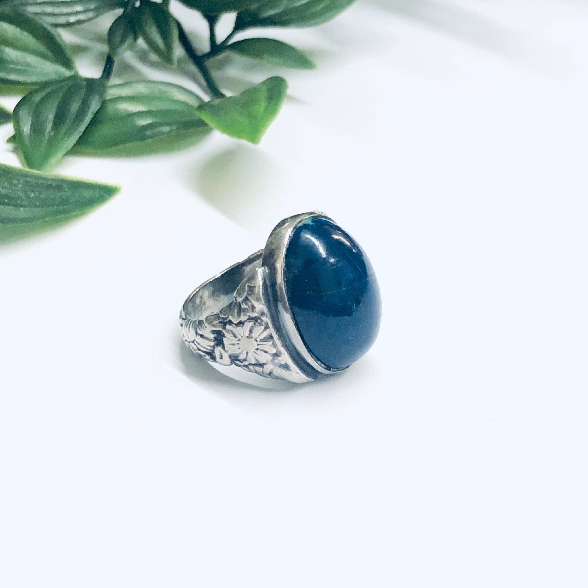 Vintage Silver Ring with Lapis Stone and Floral Band, Flower Jewelry, Dark Blue Ring, Blue Lapis Ring, Floral Design Ring