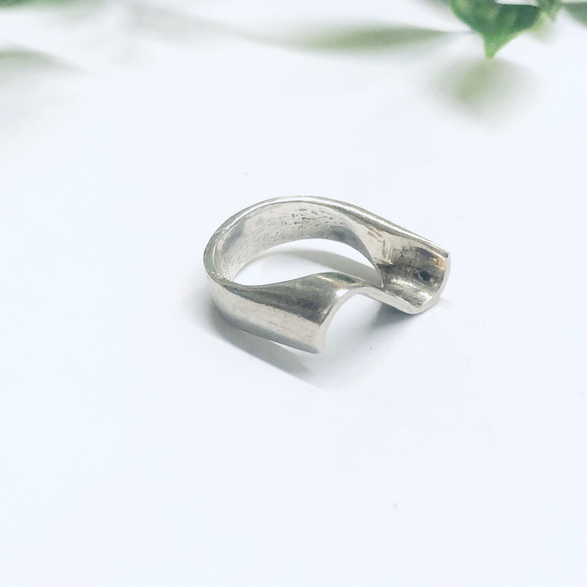 Vintage Silver Swirl Ring, Swirl Design Jewelry, Minimalist Style Jewelry, Abstract Design Ring, US Size 8 Ring
