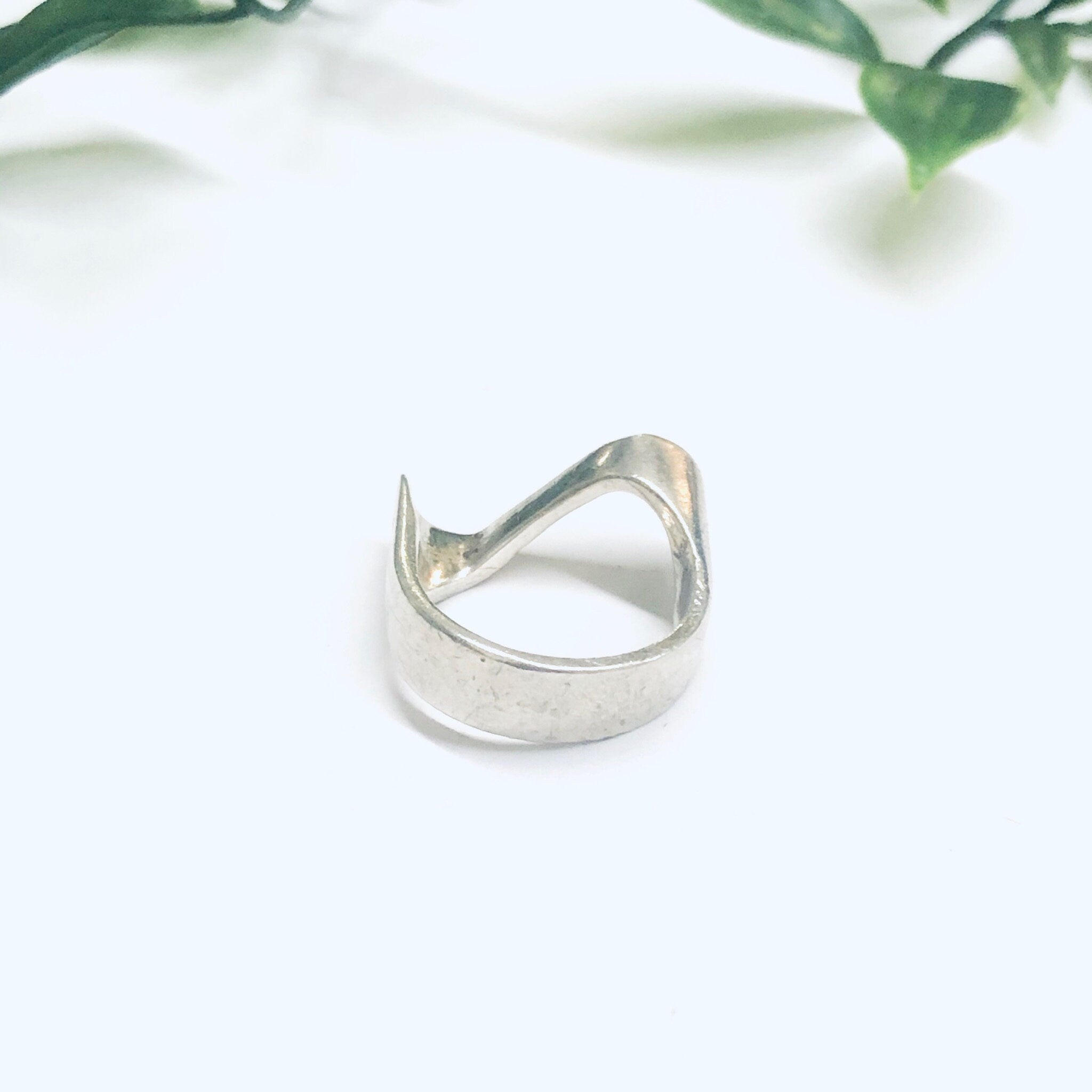 Vintage Silver Swirl Ring, Swirl Design Jewelry, Minimalist Style Jewelry, Abstract Design Ring, US Size 8 Ring