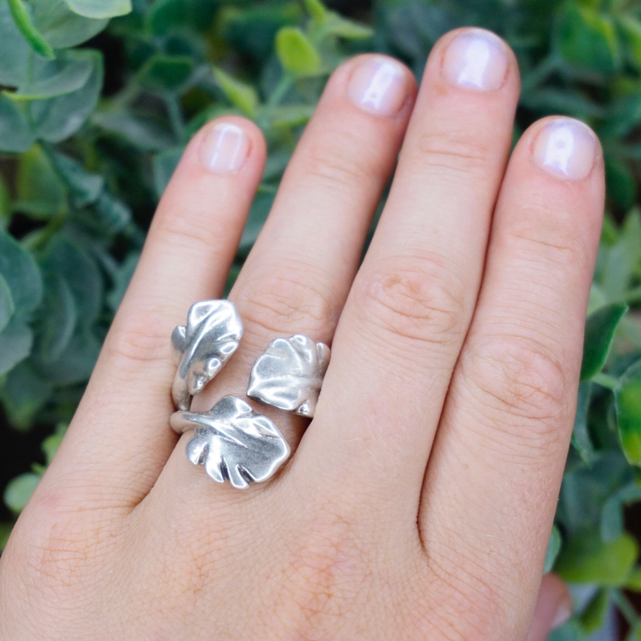 Vintage Uno De 50 Sterling Silver Leaf Ring, Artisan Silver 3-Leaf Ring, Size 9 Us Silver Ring With Leaf Details, Nature Inspired Jewelry