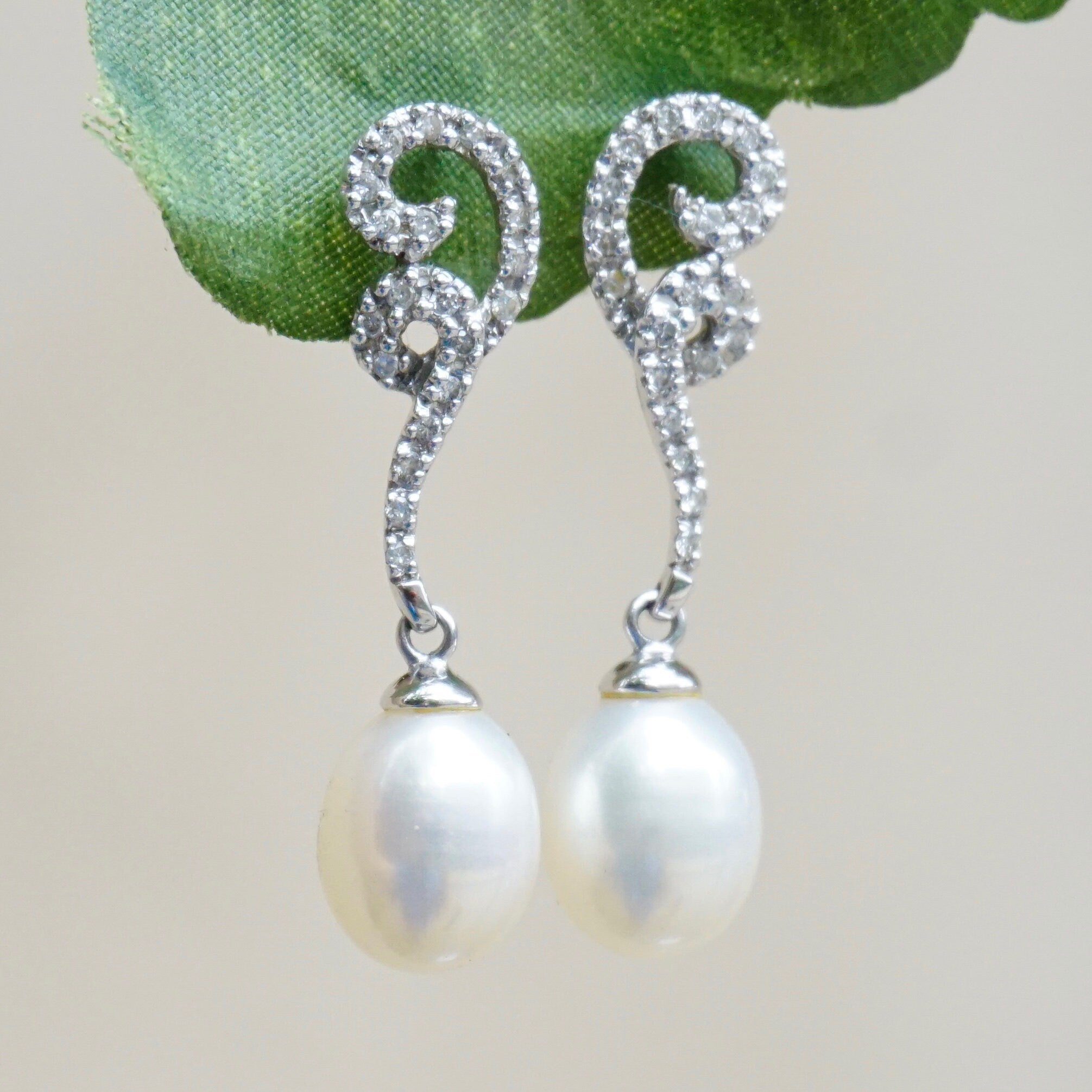 Vintage 14K White Gold Diamond and Pearl Earrings, Beautiful Pearl Drop Earrings With Diamond Accents, Delicate White Gold Stud Earrings