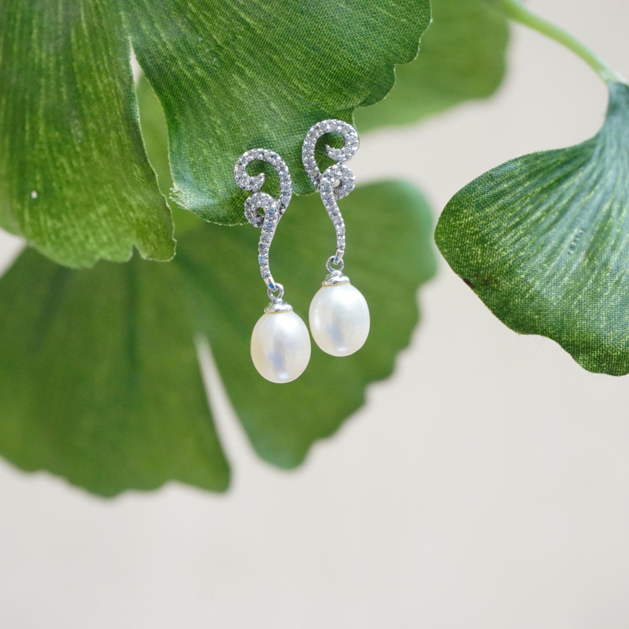 Vintage 14K White Gold Diamond and Pearl Earrings, Beautiful Pearl Drop Earrings With Diamond Accents, Delicate White Gold Stud Earrings