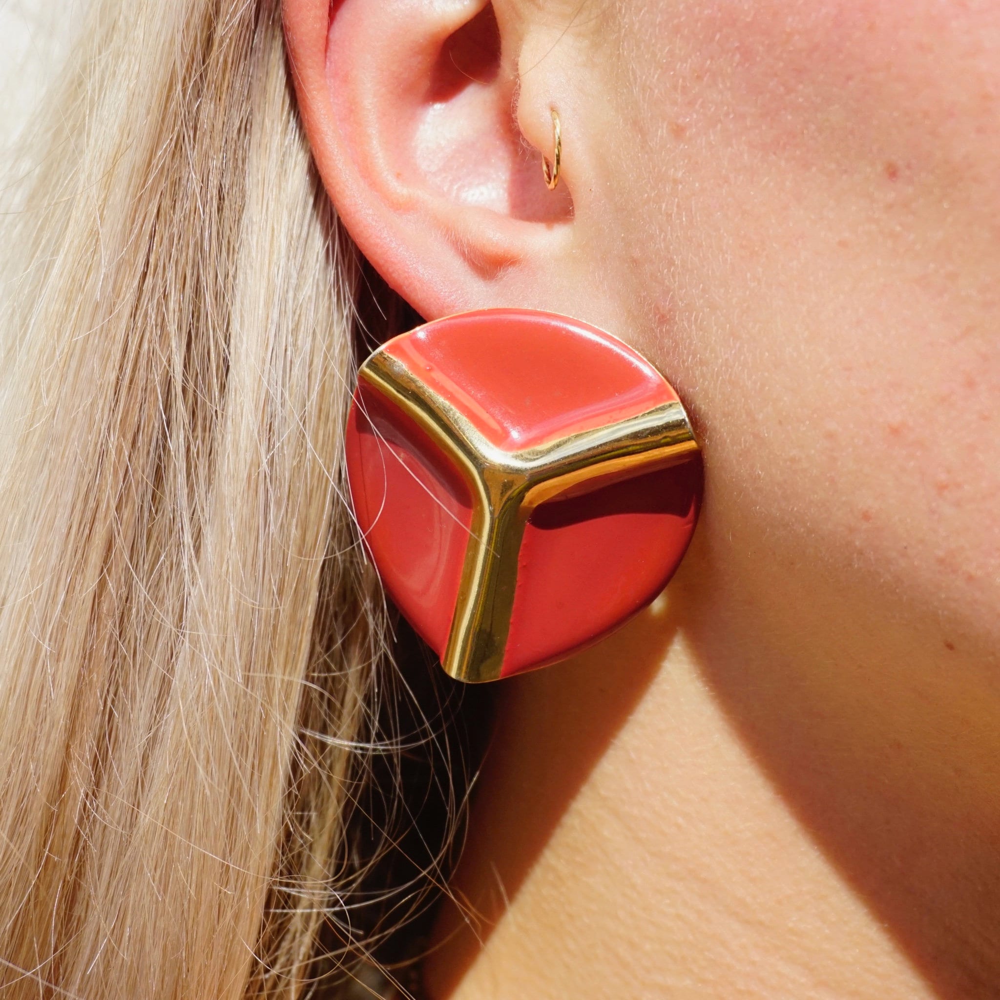 Vintage Abstract Pink and Gold Metal Stud Earrings, 80's Costume Jewelry Earrings With 3D Ripple, Gaudy Pink and Gold Costume Earrings