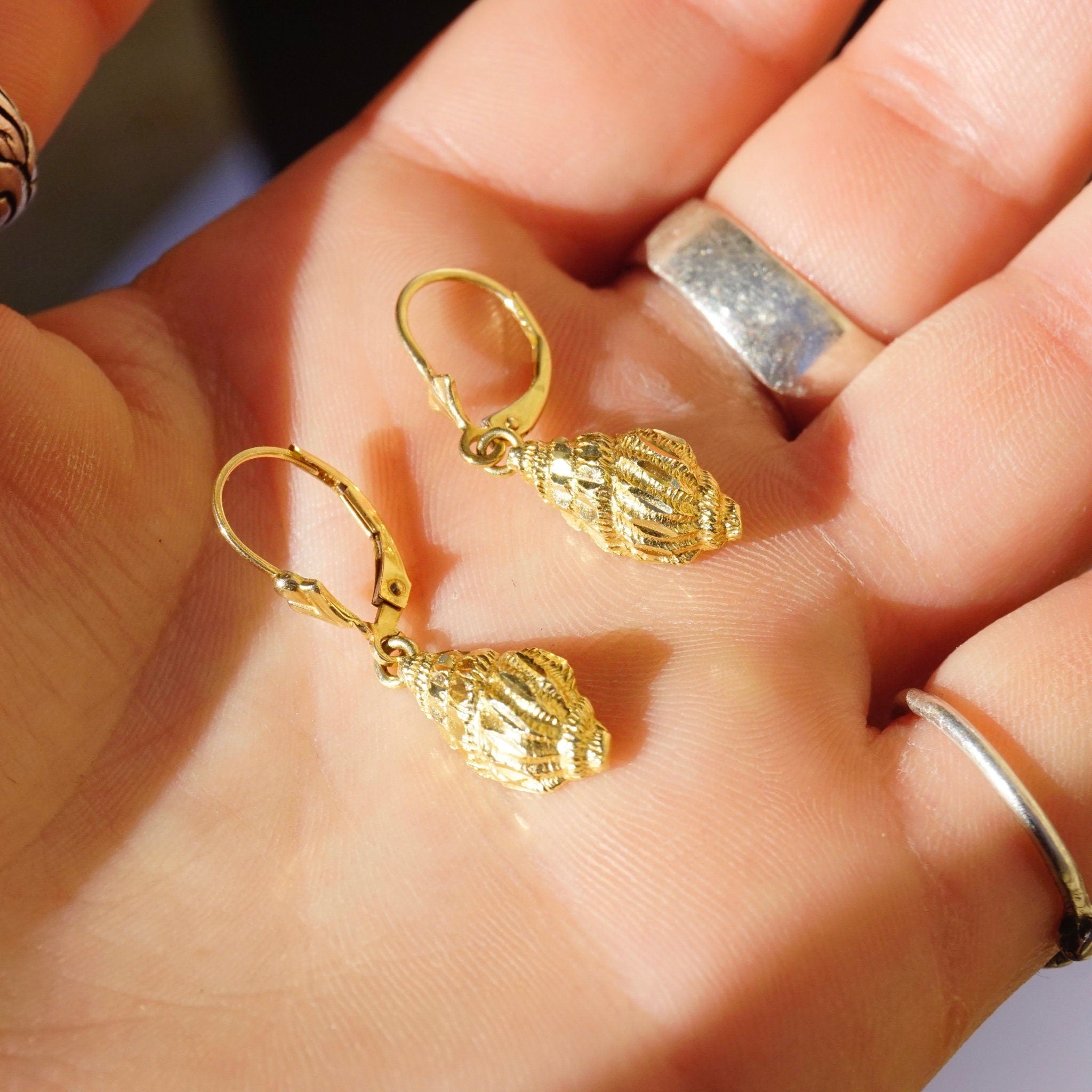 Vintage 14K Gold Seashell Earrings, Small Gold Drop Earrings With Engraved Seashells, Cute Gold Earrings, Minimalist 14K Gold Earrings,