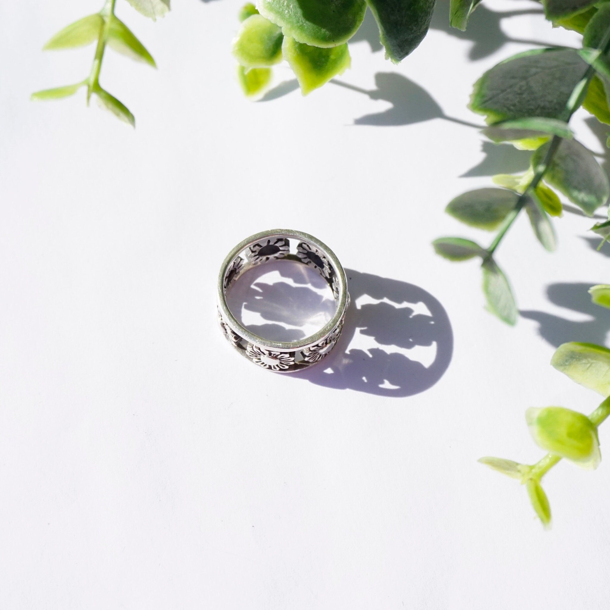 Vintage Sterling Silver Daisy Flower Ring, Silver Flower Cut Out Band Ring, Minimalist Sterling Silver Daisy Ring, 925 Jewelry