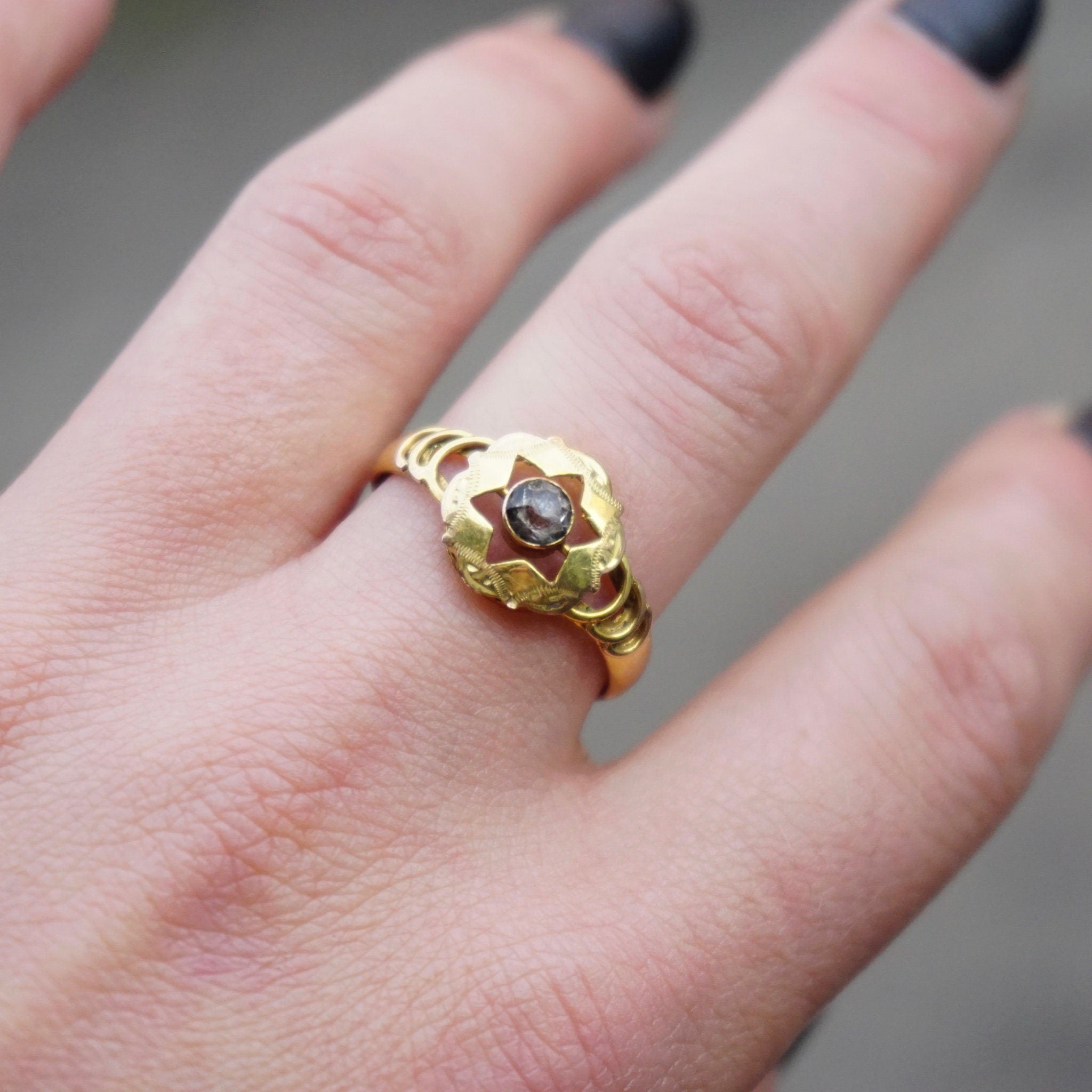 Antique Victorian 14K Gold Ring With Center Stone, Gold Mourning Jewelry Ring With Star Cut Out, Embellished Gold Ring With Small Stone