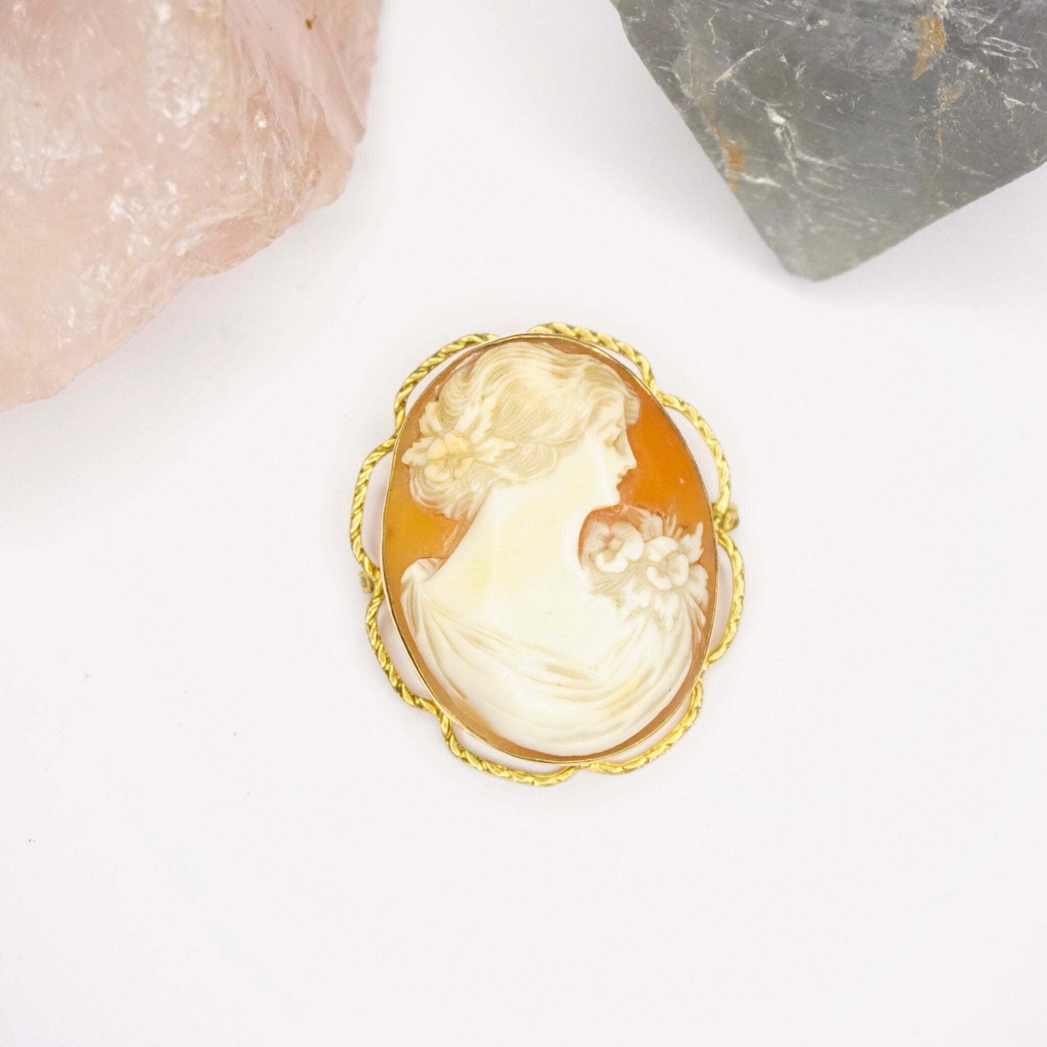 20 10K AMCO Shell Cameo Brooch