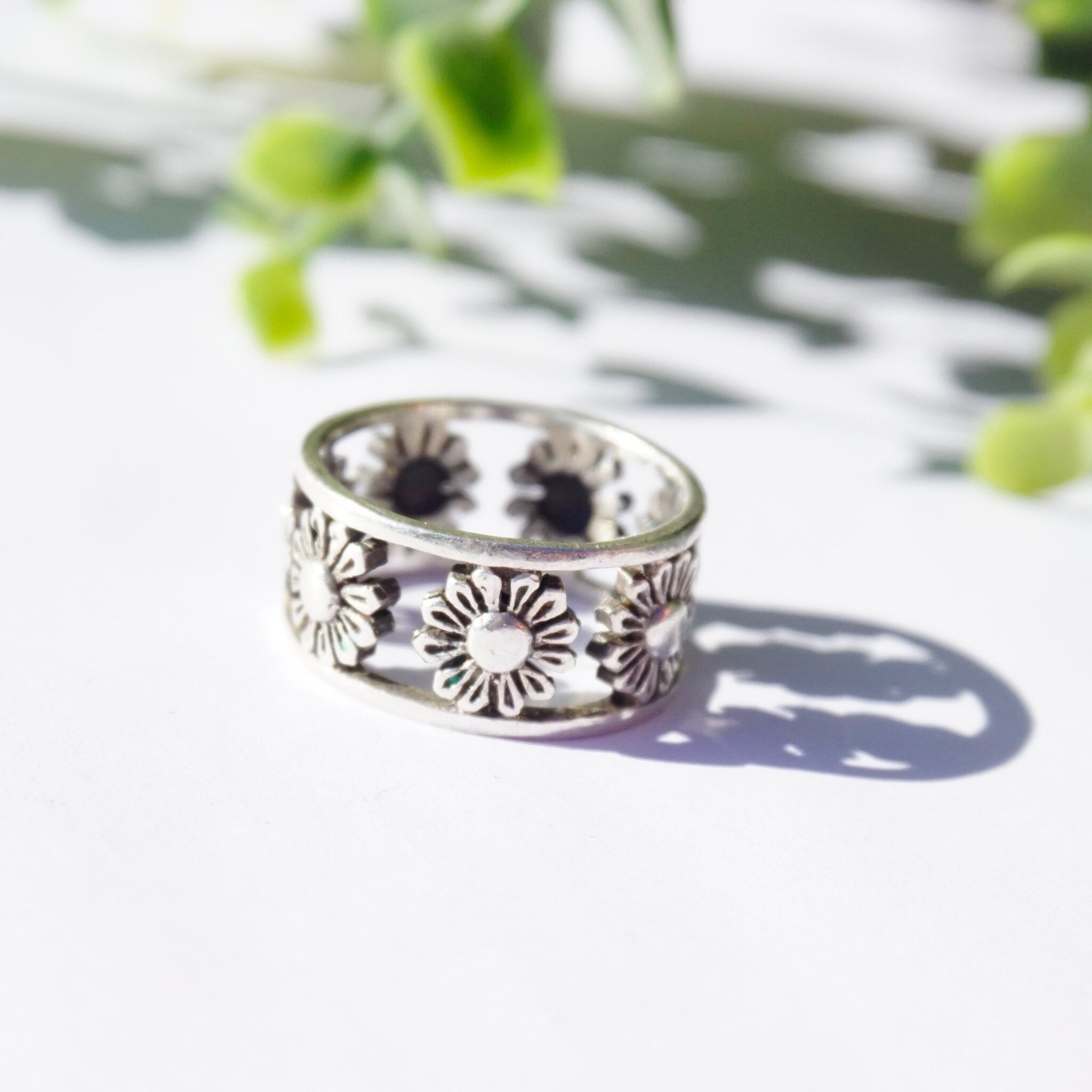 Vintage Sterling Silver Daisy Flower Ring, Silver Flower Cut Out Band Ring, Minimalist Sterling Silver Daisy Ring, 925 Jewelry