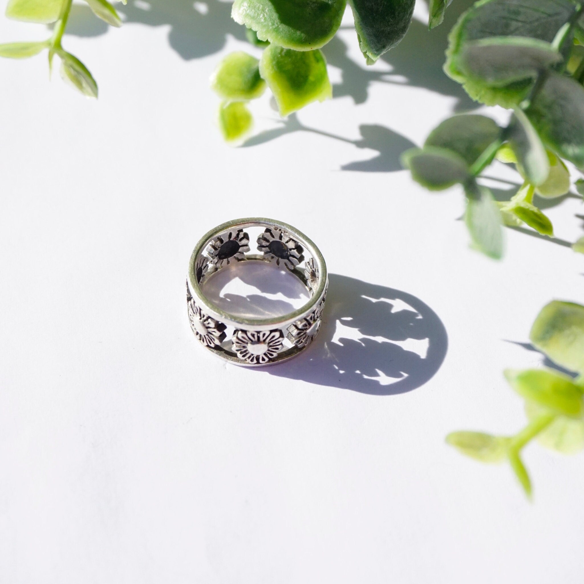 Vintage Sterling Silver Daisy Flower Ring, Silver Flower Cut Out Band Ring, Minimalist Sterling Silver Daisy Ring, 925 Jewelry