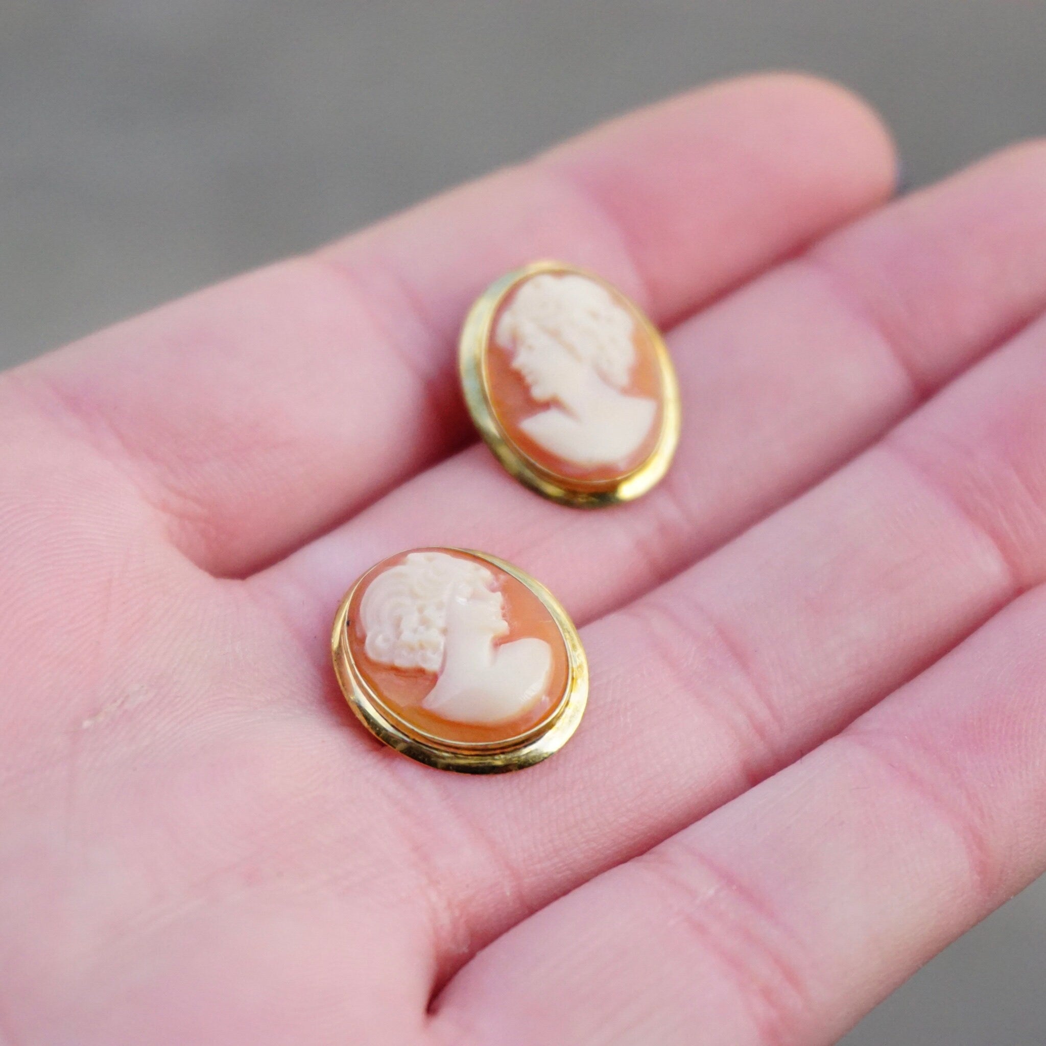 Vintage 14K Gold Cameo Post Earrings, Beautiful Cameo Earrings With Gold Setting, Italian 14K Gold Carved Shell Earrings, Cameo Earrings