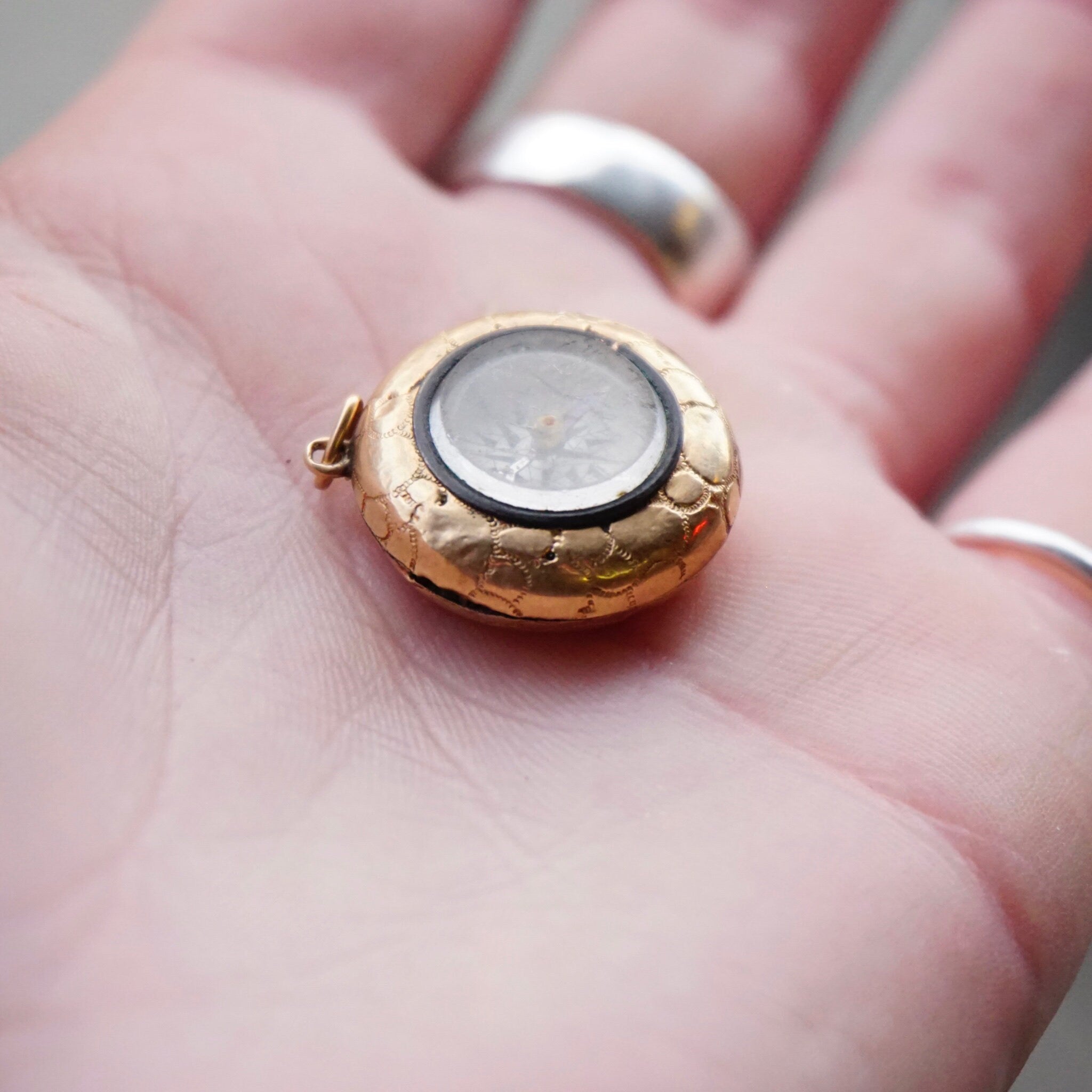 Vintage 10K Gold Compass, Victorian Compass Pendant With Gold Setting, Small Gold Compass With Hammered Details, 10K Gold Nugget Compass