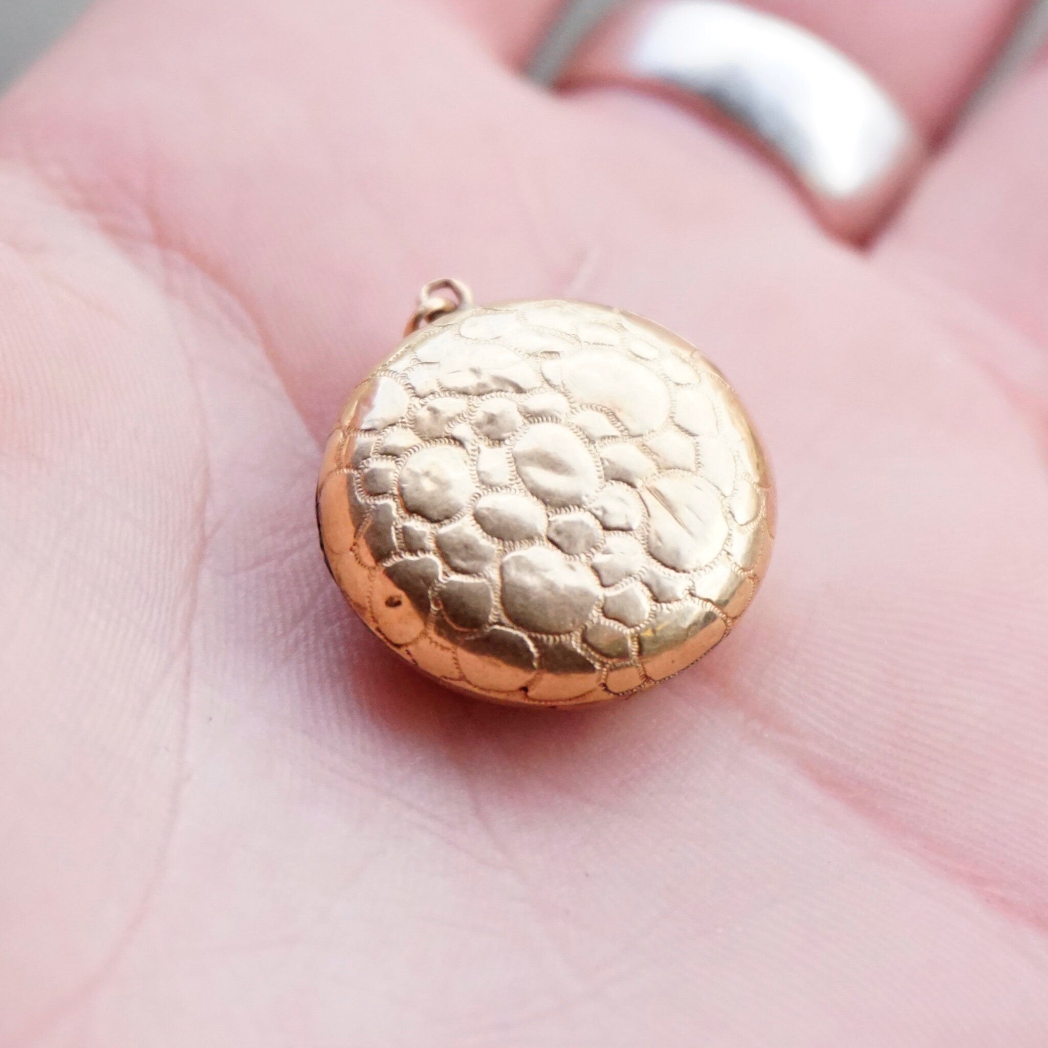 Vintage 10K Gold Compass, Victorian Compass Pendant With Gold Setting, Small Gold Compass With Hammered Details, 10K Gold Nugget Compass