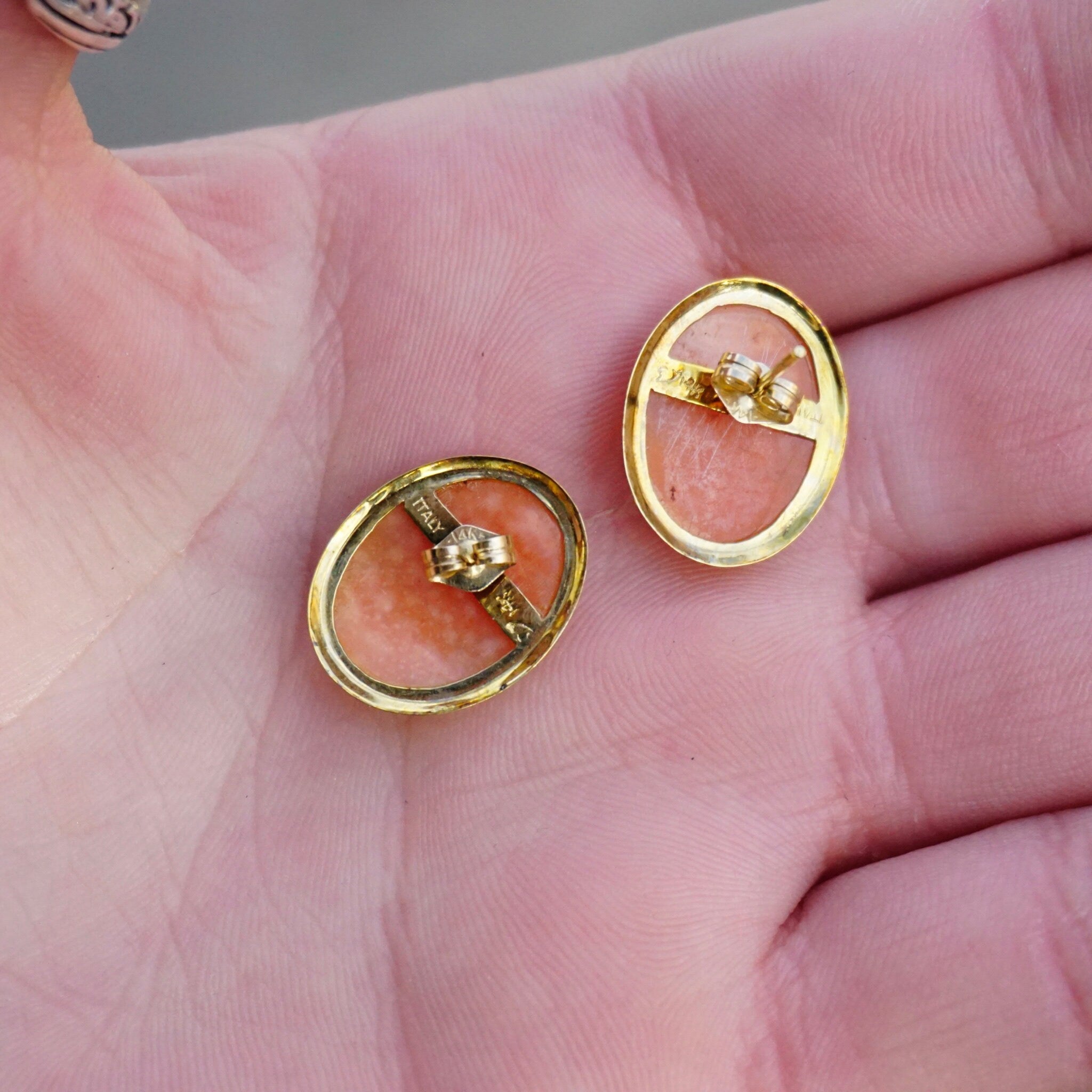 Vintage 14K Gold Cameo Post Earrings, Beautiful Cameo Earrings With Gold Setting, Italian 14K Gold Carved Shell Earrings, Cameo Earrings