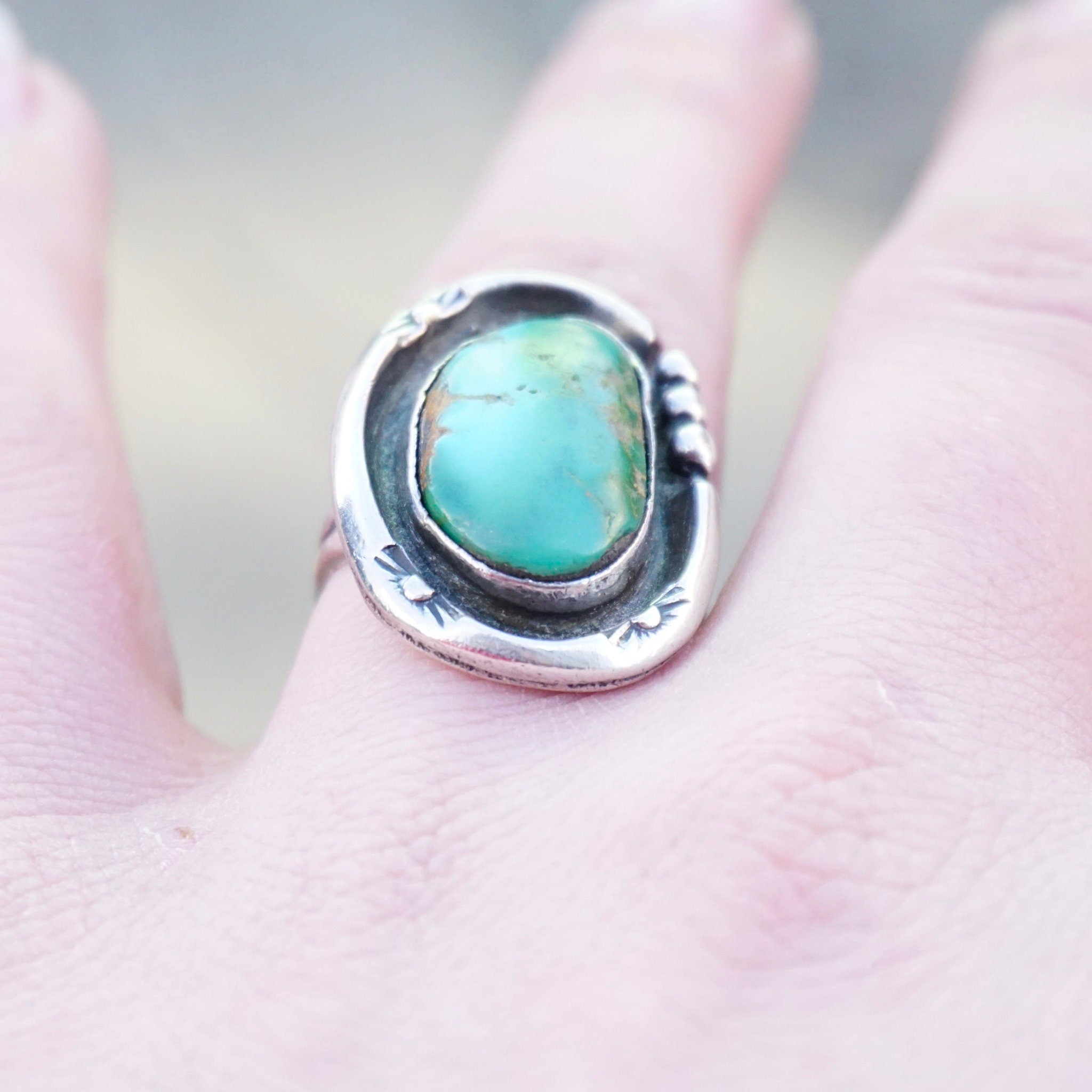 Vintage Native American Silver Turquoise Ring, Beautiful Turquoise Ring With Silver Detail, Hammered Silver Ring With Natural Turquoise, 925