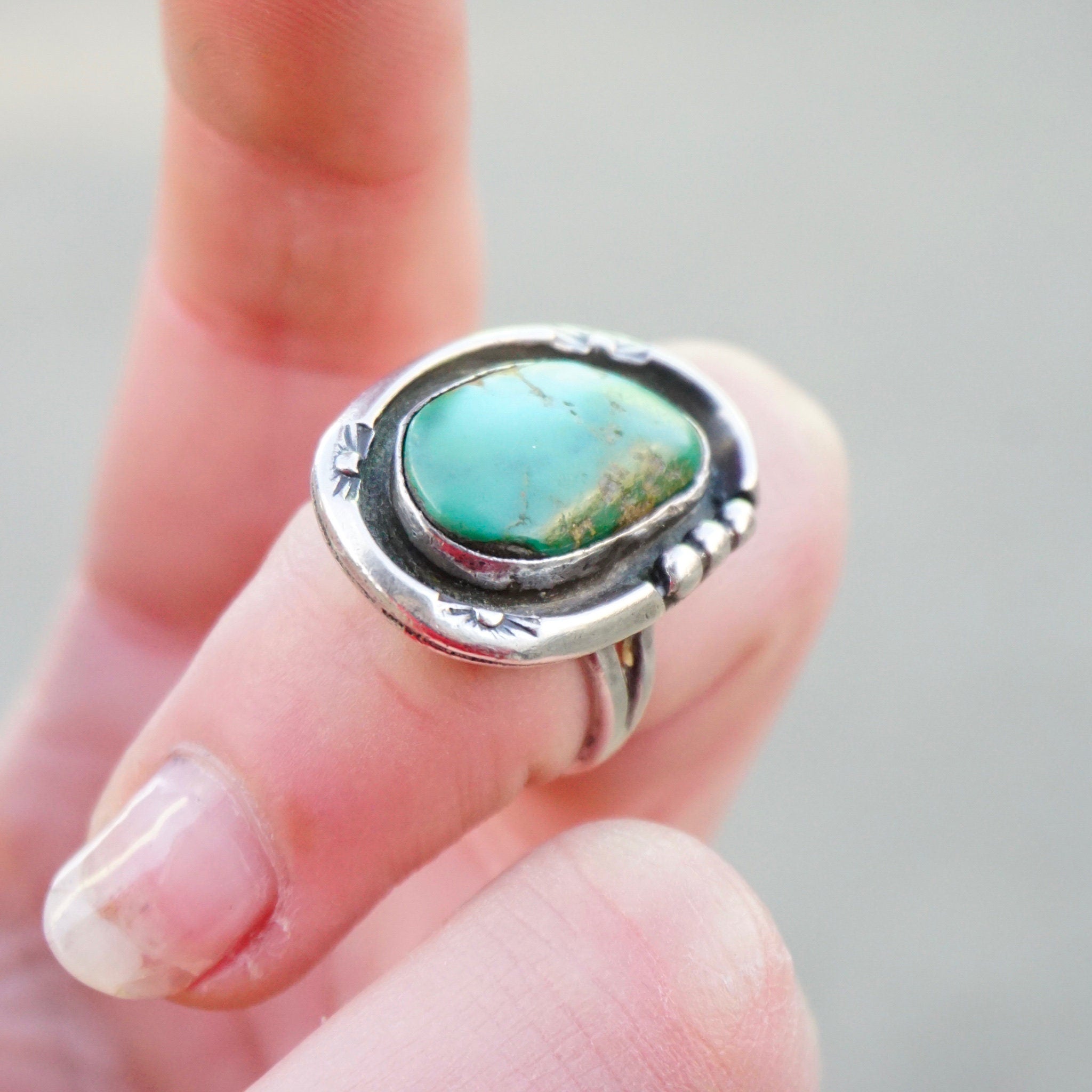 Vintage Native American Silver Turquoise Ring, Beautiful Turquoise Ring With Silver Detail, Hammered Silver Ring With Natural Turquoise, 925