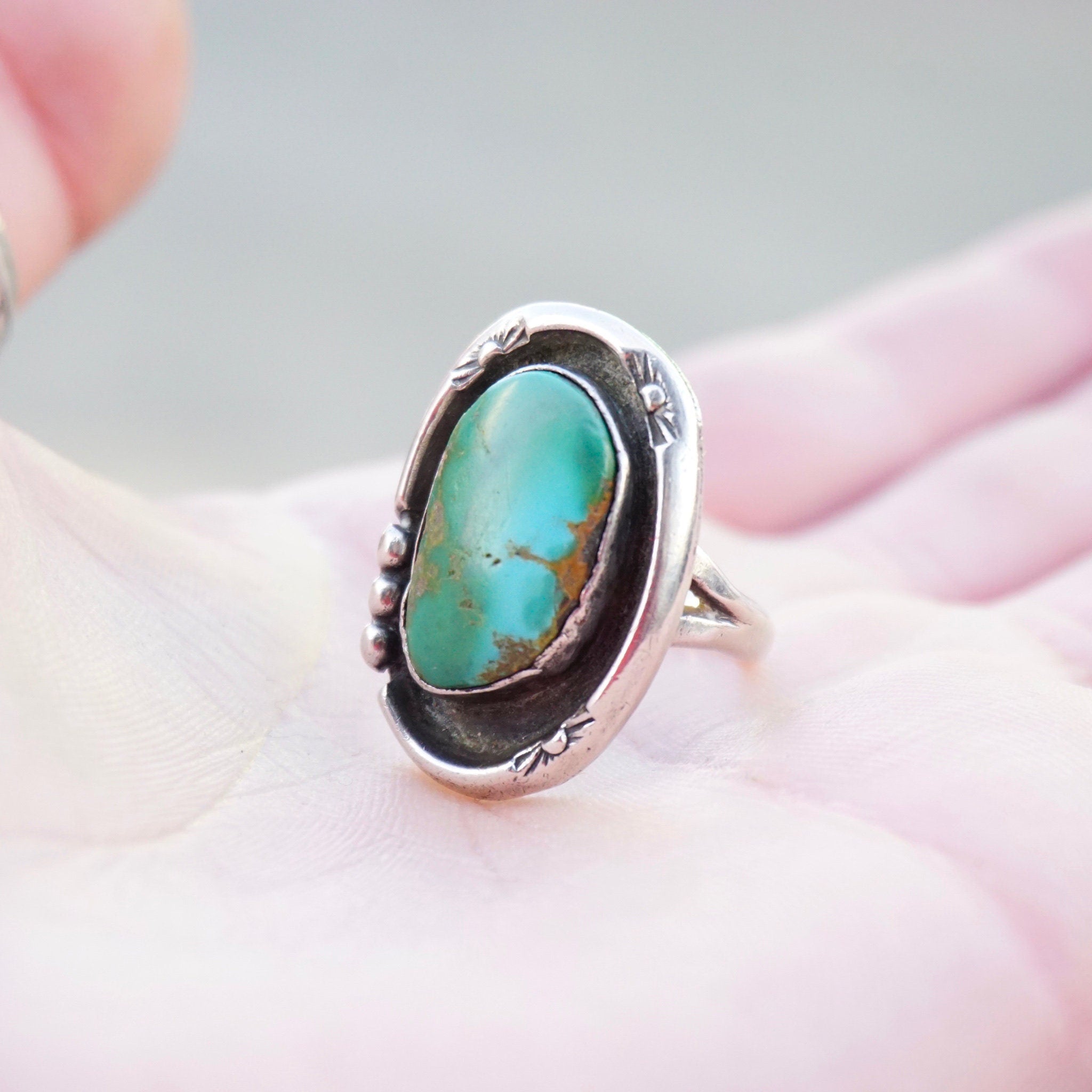 Vintage Native American Silver Turquoise Ring, Beautiful Turquoise Ring With Silver Detail, Hammered Silver Ring With Natural Turquoise, 925