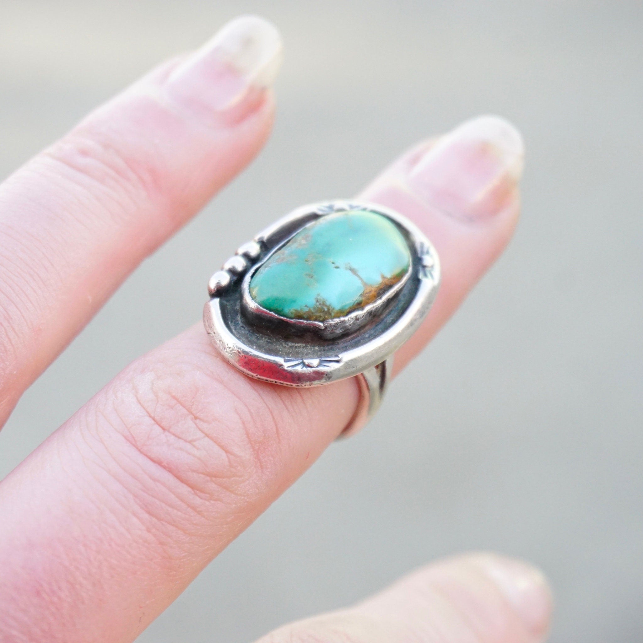 Vintage Native American Silver Turquoise Ring, Beautiful Turquoise Ring With Silver Detail, Hammered Silver Ring With Natural Turquoise, 925