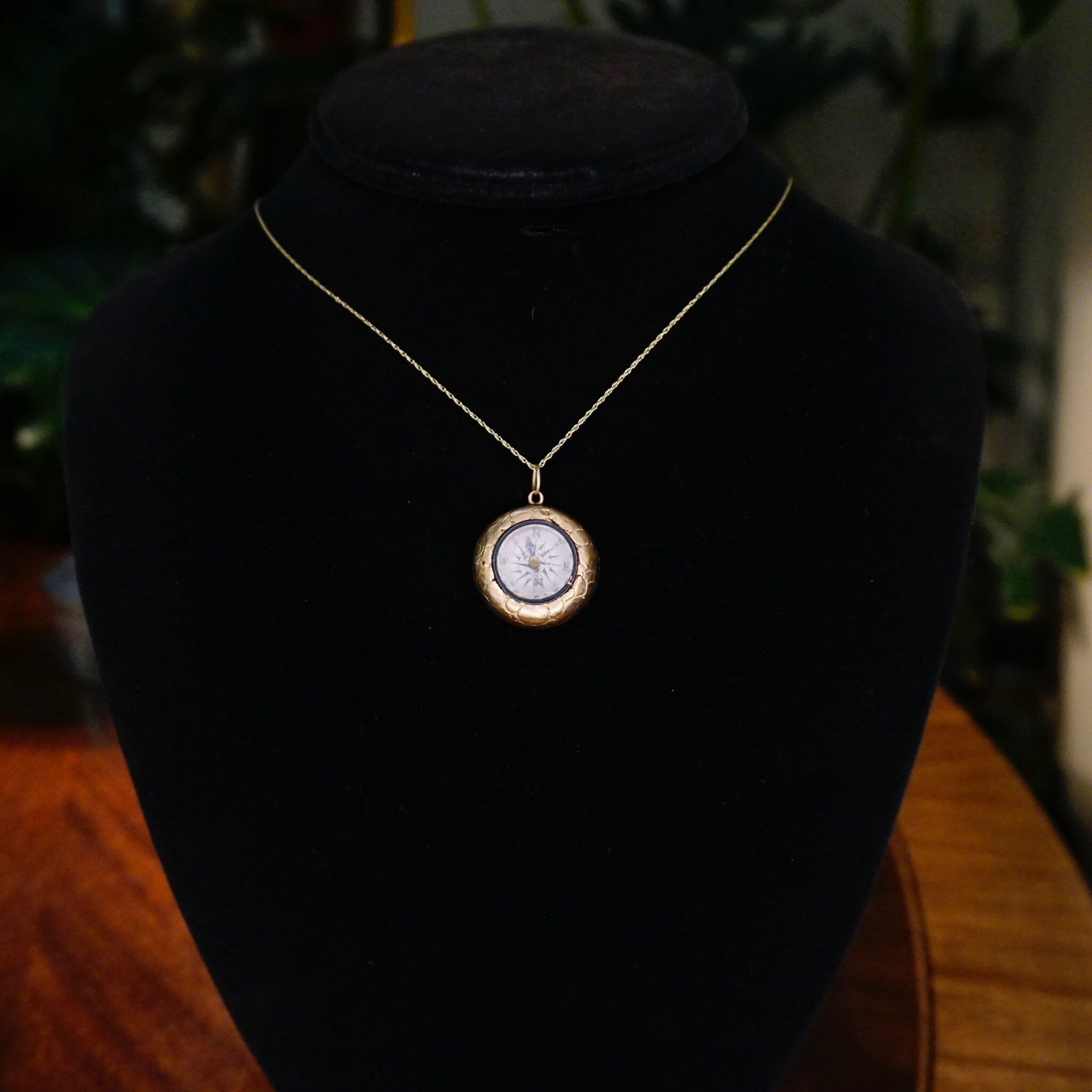 Vintage 10K Gold Compass, Victorian Compass Pendant With Gold Setting, Small Gold Compass With Hammered Details, 10K Gold Nugget Compass