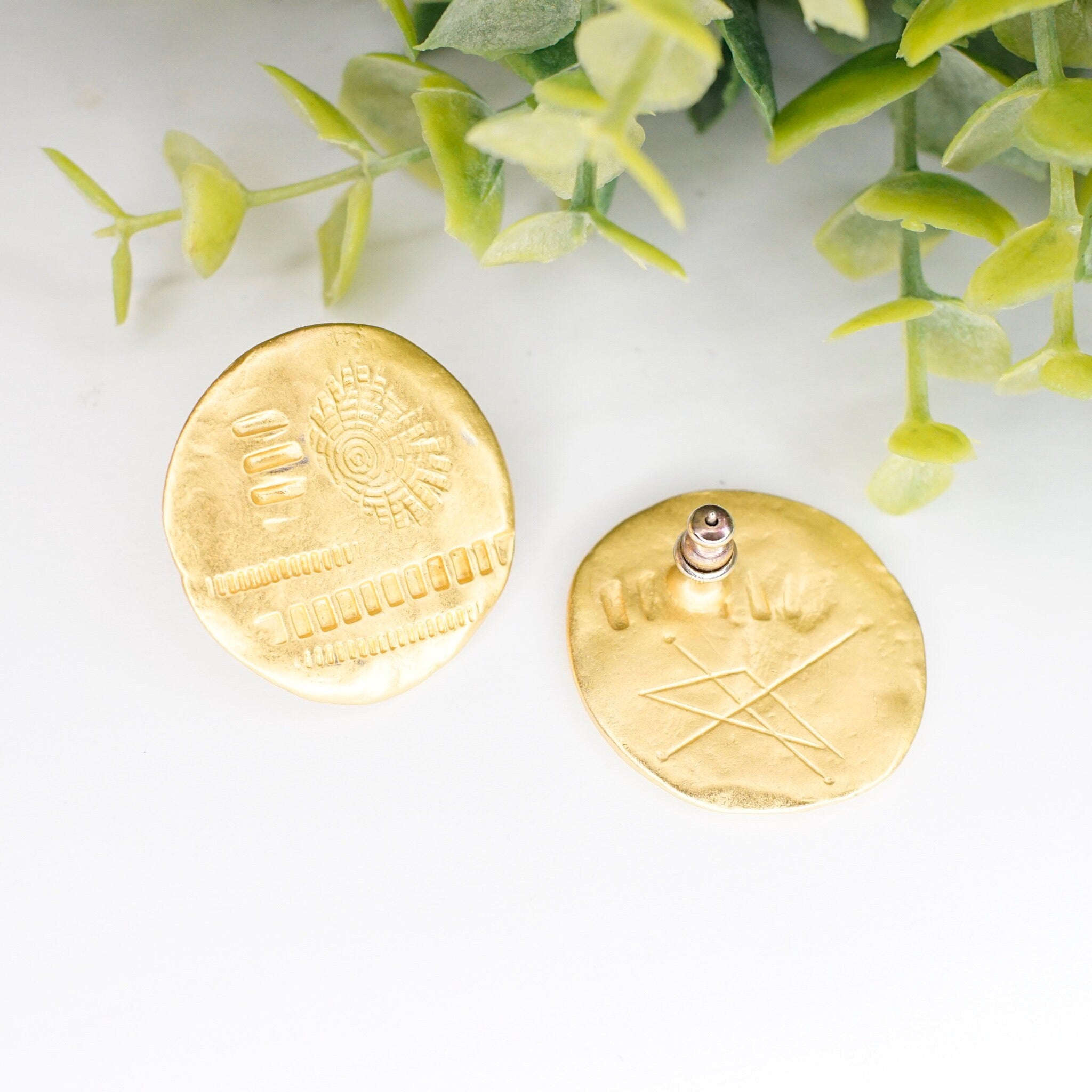 Vintage Gold Tone Disc Stud Earrings, Abstract Round Earrings With Hammered/Stamped Details, Unique Gold Post Earrings, Artisan Jewelry