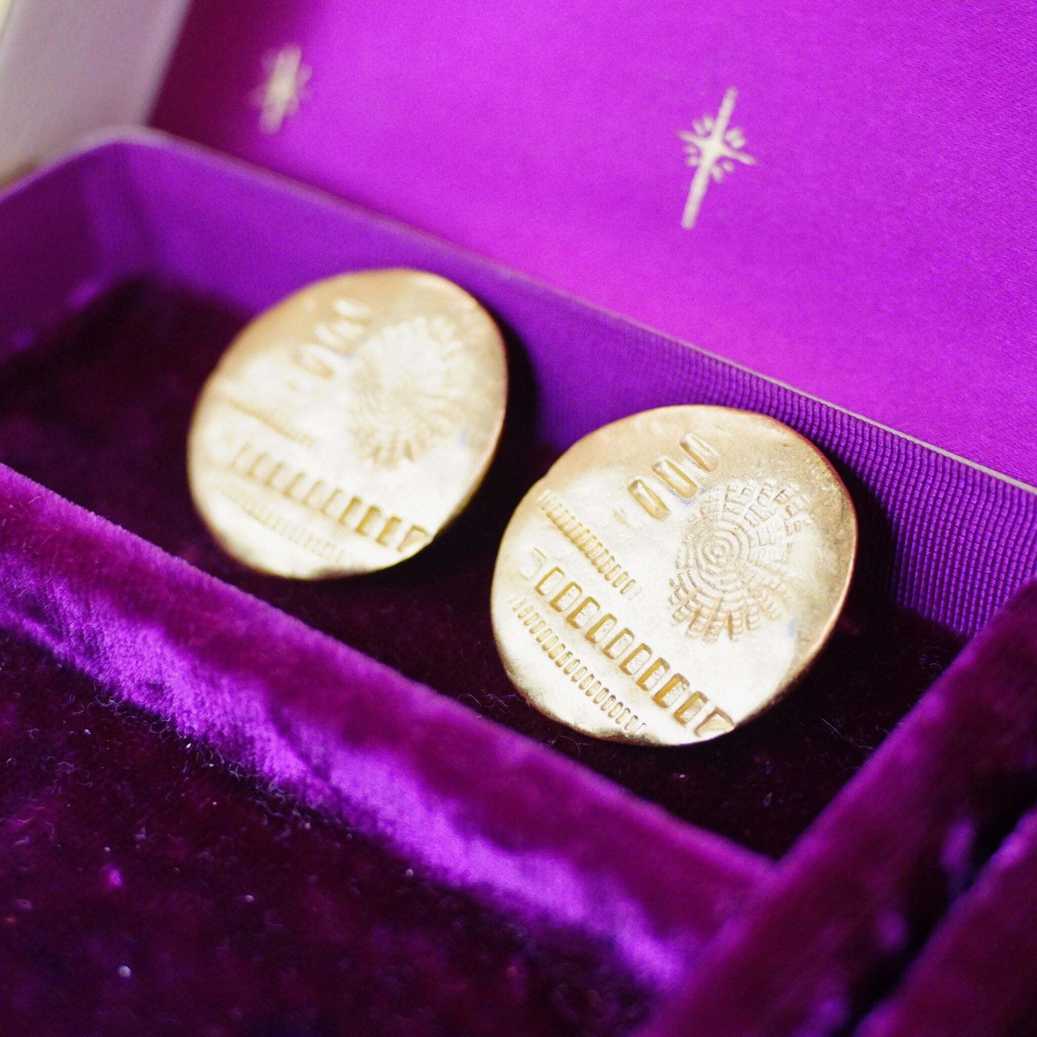 Vintage Gold Tone Disc Stud Earrings, Abstract Round Earrings With Hammered/Stamped Details, Unique Gold Post Earrings, Artisan Jewelry